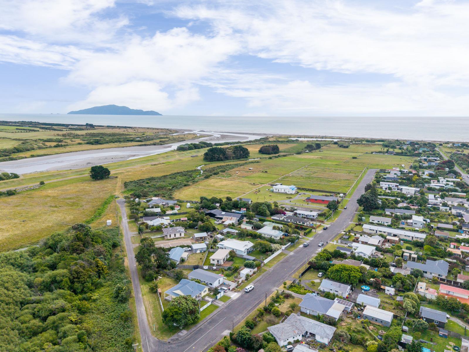 37 Kiharoa Street, Otaki Beach