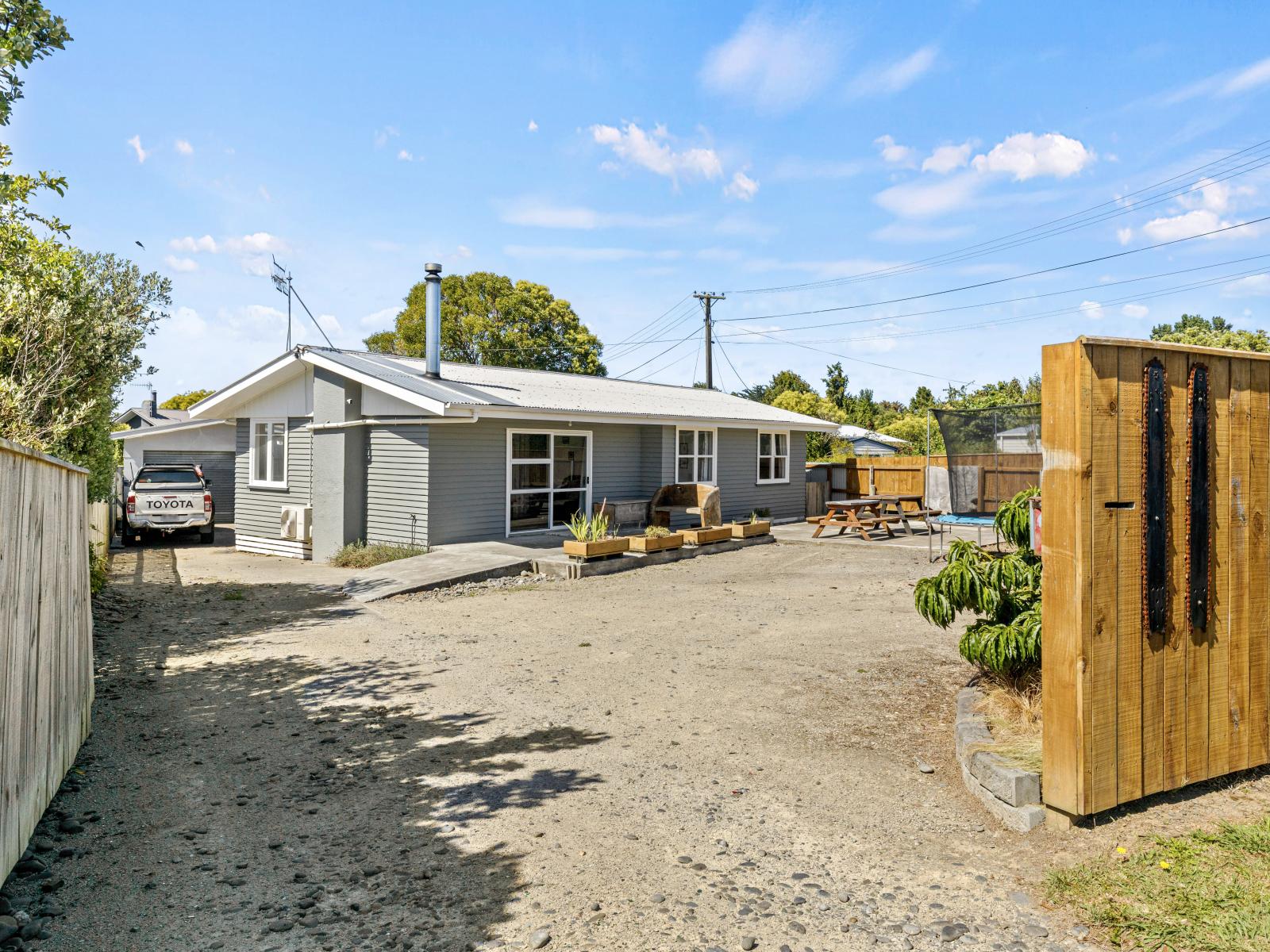 11 Flower Street, Bulls