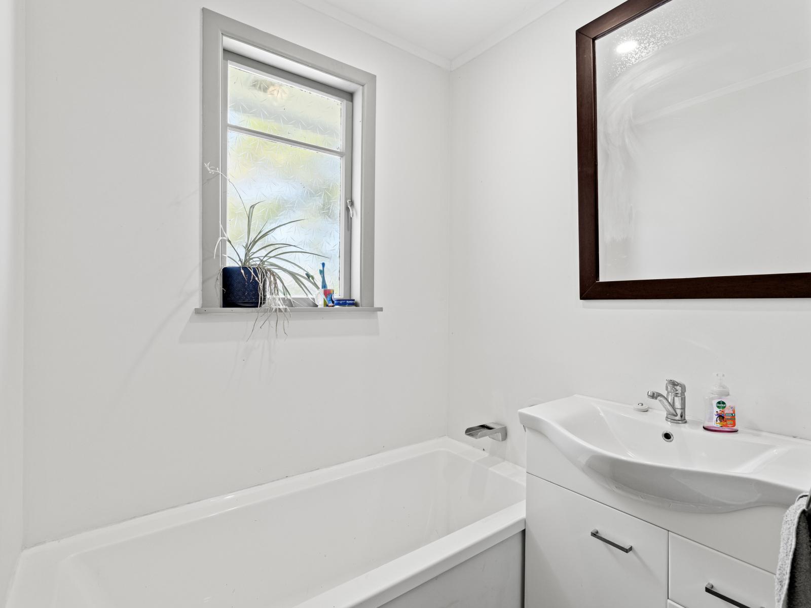 11 Flower Street, Bulls