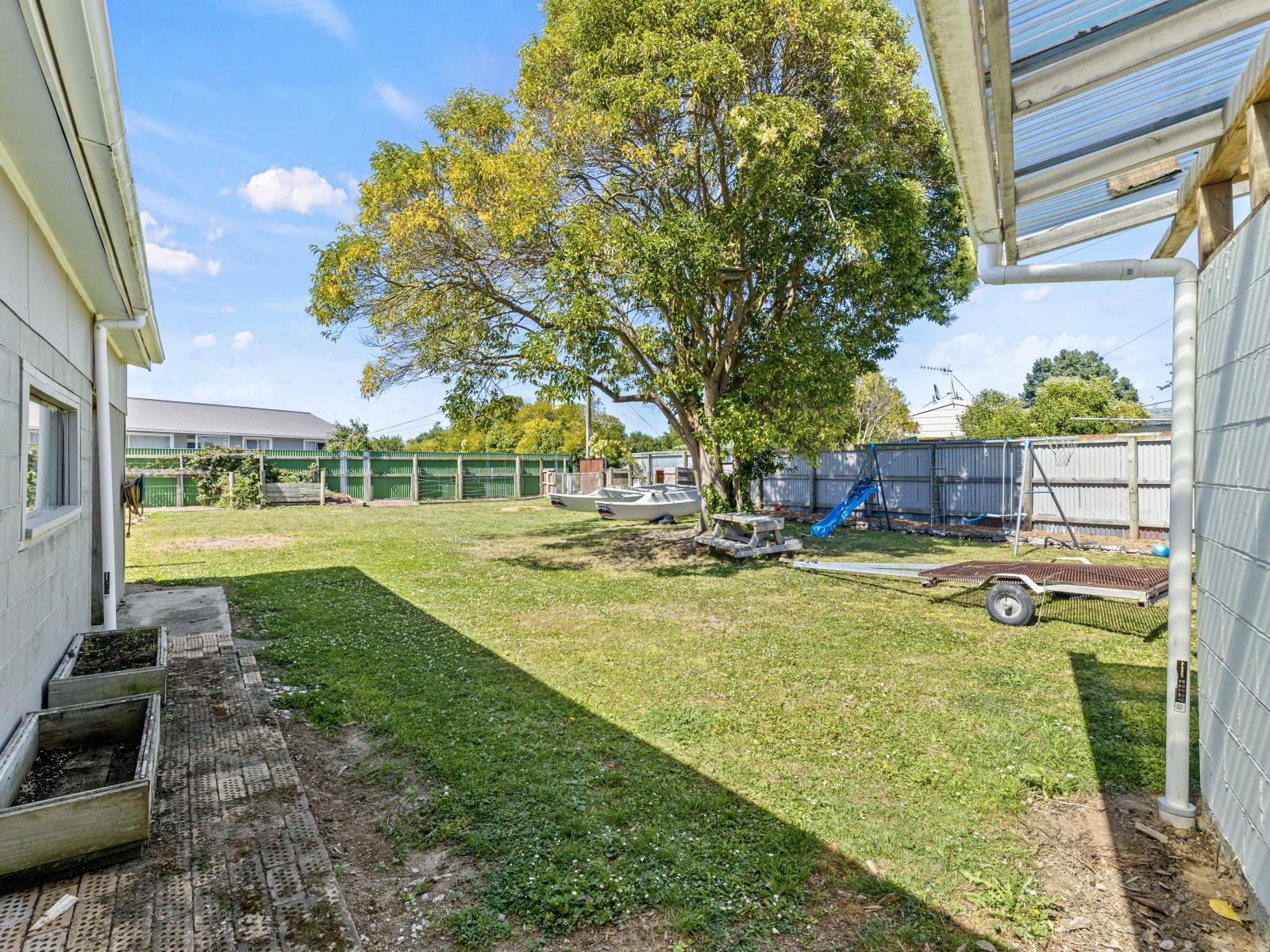 11 Flower Street, Bulls