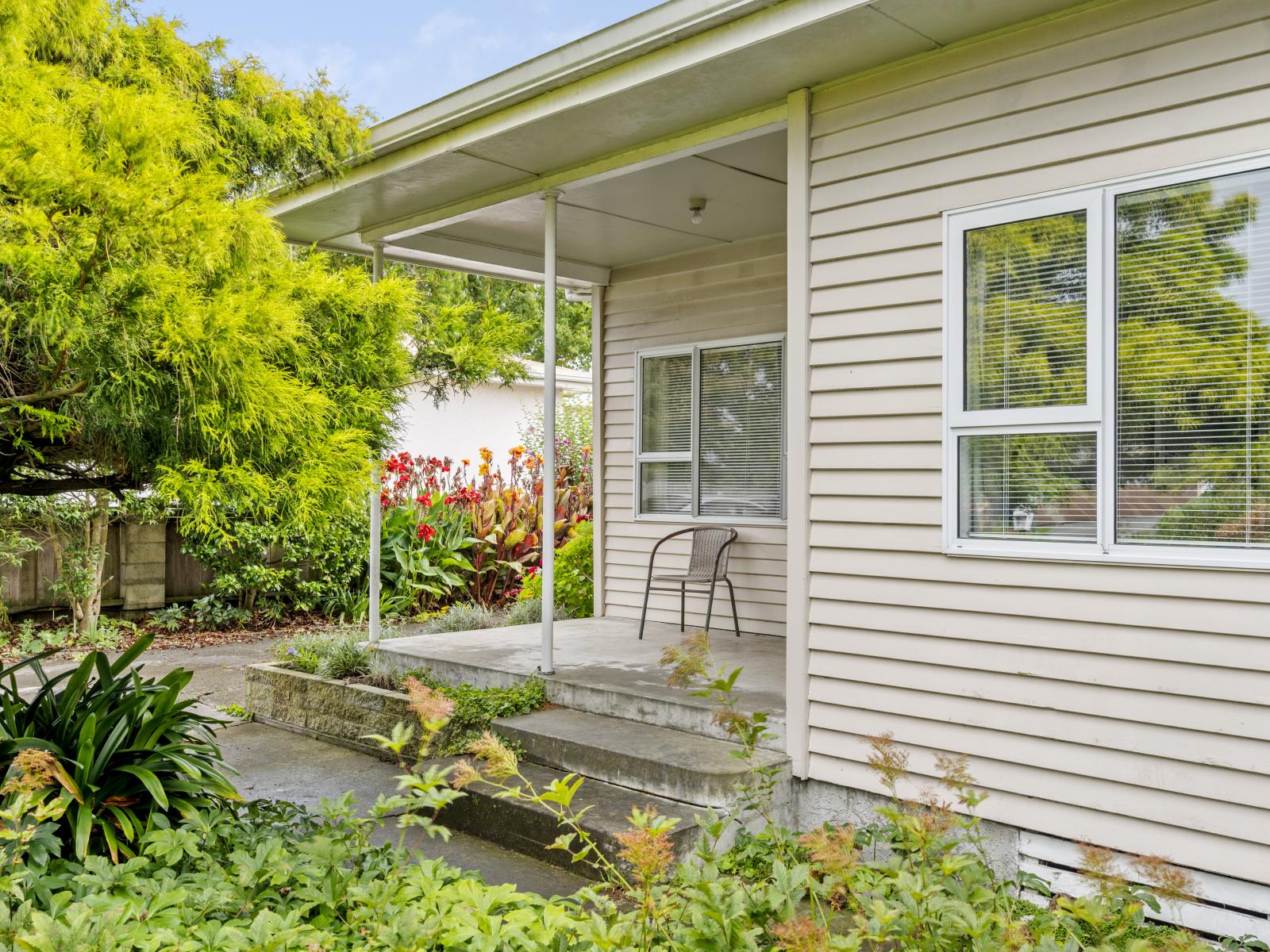 910 Lawrence Street, Akina