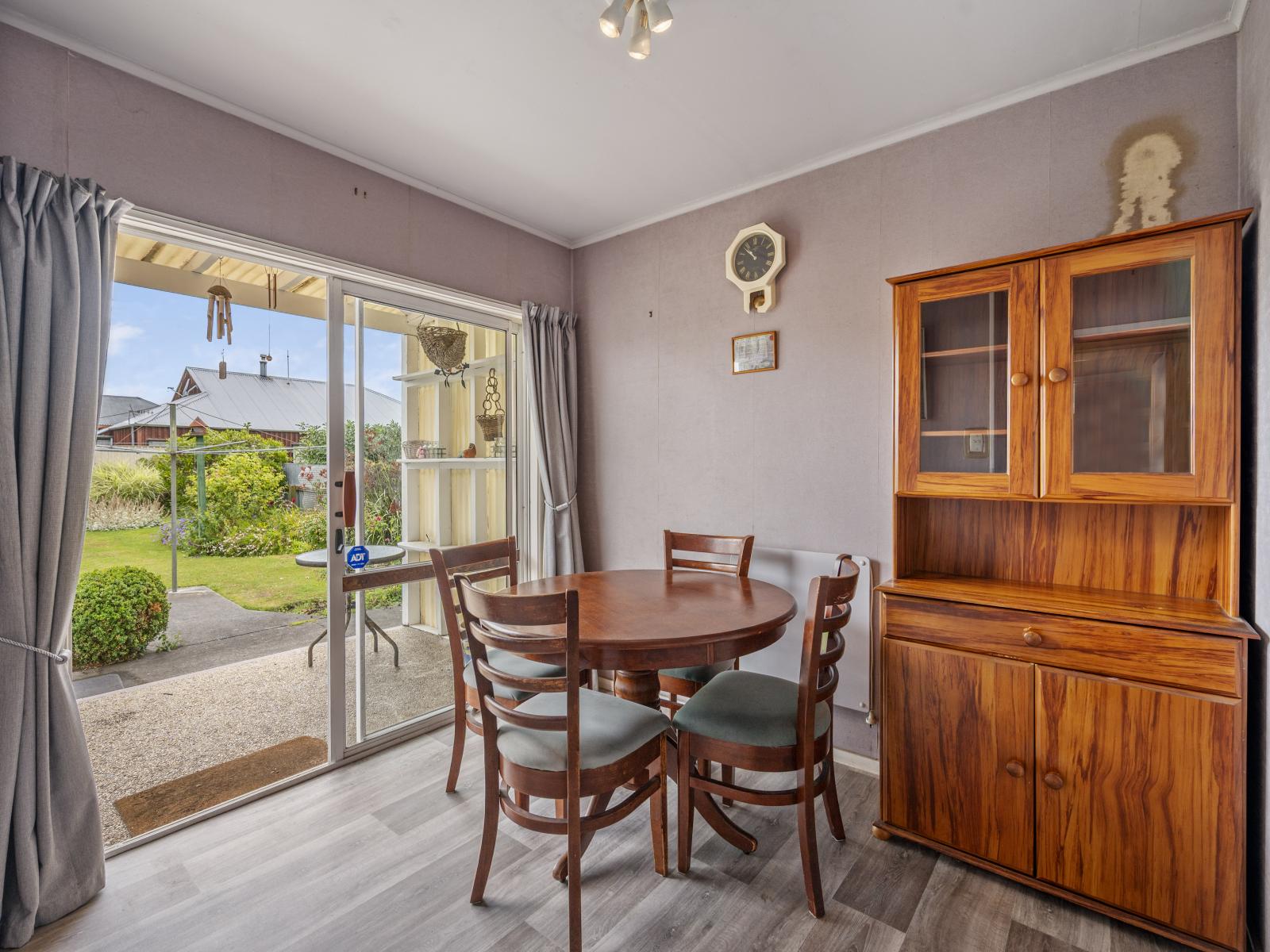 910 Lawrence Street, Akina