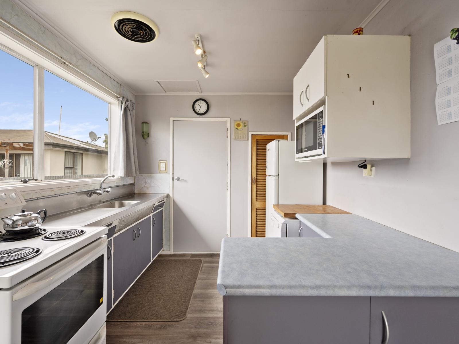 910 Lawrence Street, Akina