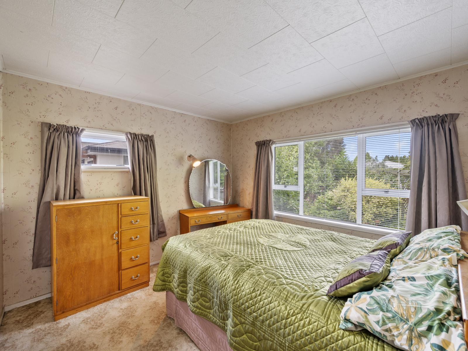 910 Lawrence Street, Akina