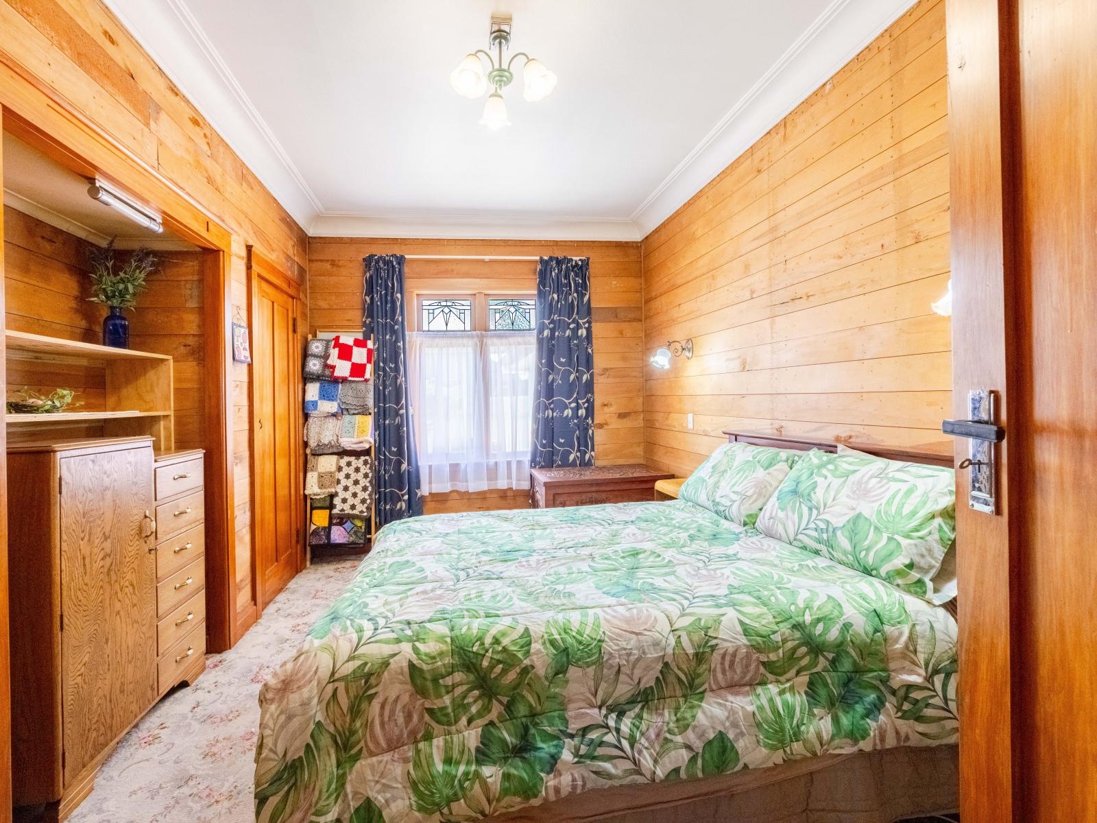 504 Avenue Road West, Hastings