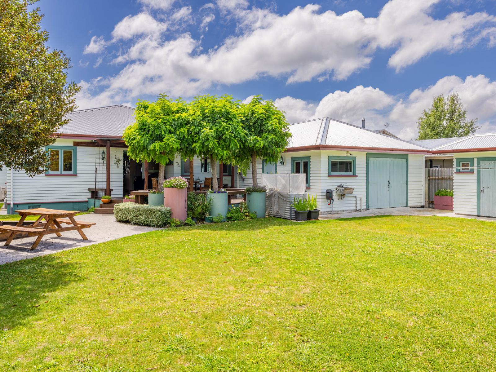 504 Avenue Road West, Hastings