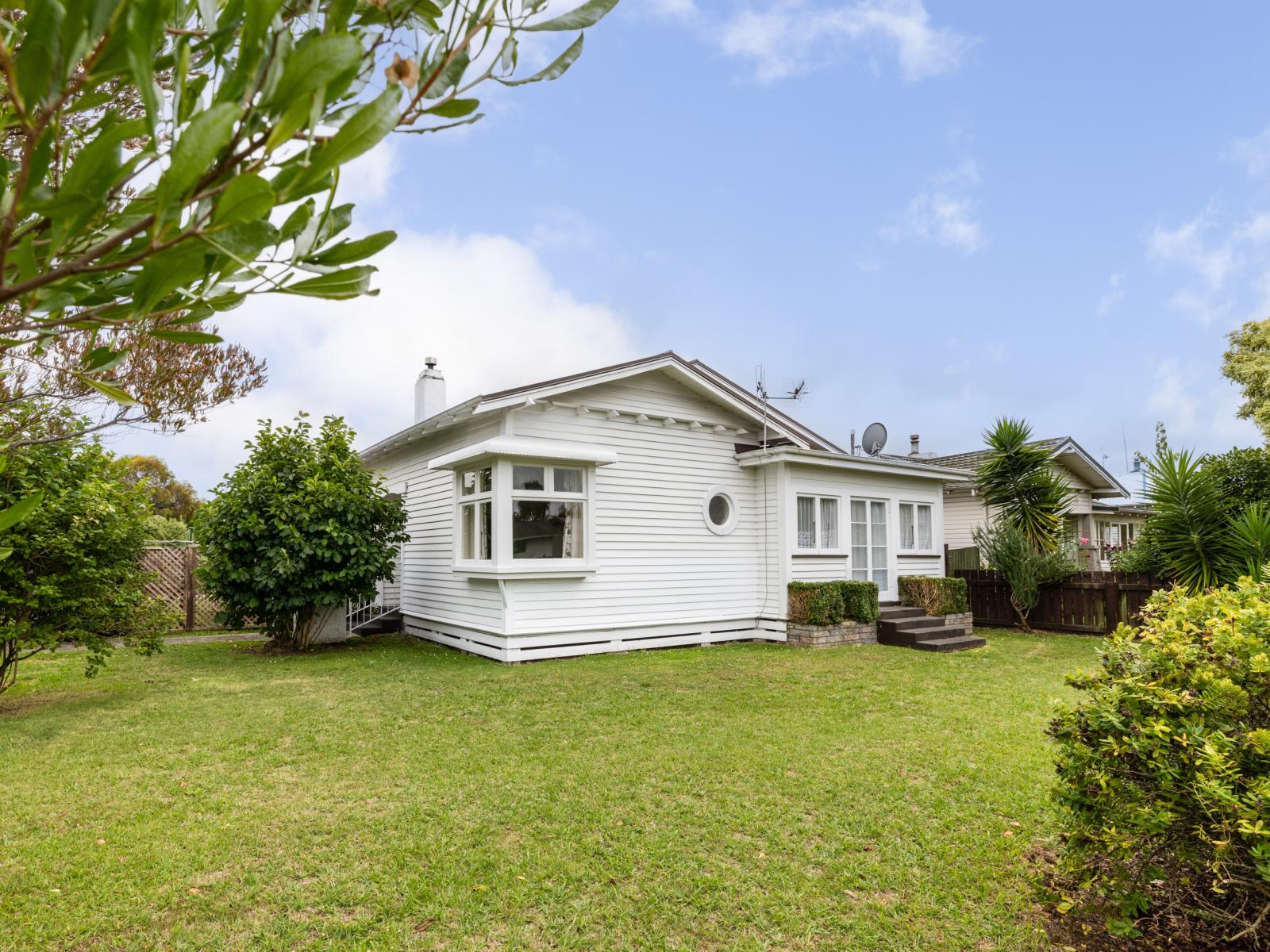 701 Avenue Road West, St Leonards