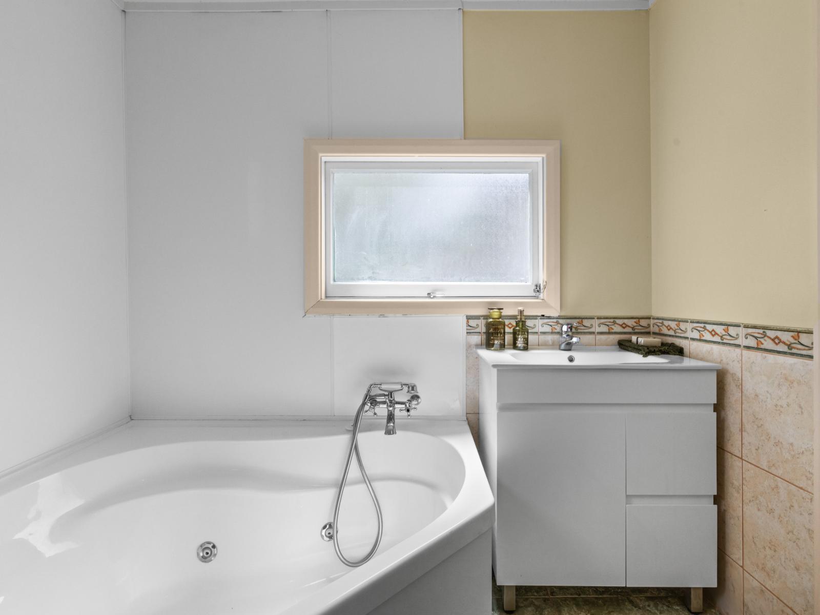 701 Avenue Road West, St Leonards