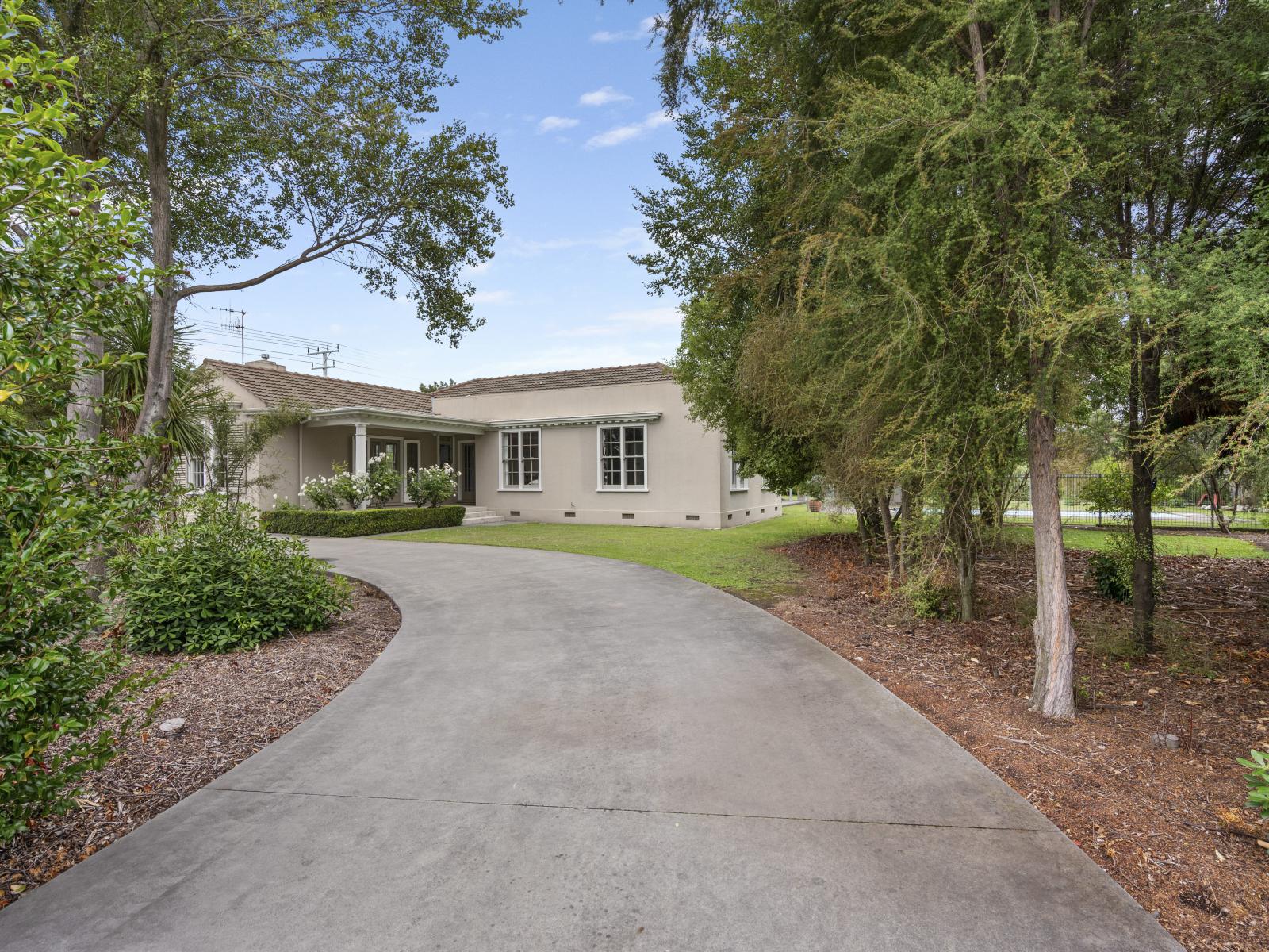 1028 Railway Road South, Longlands