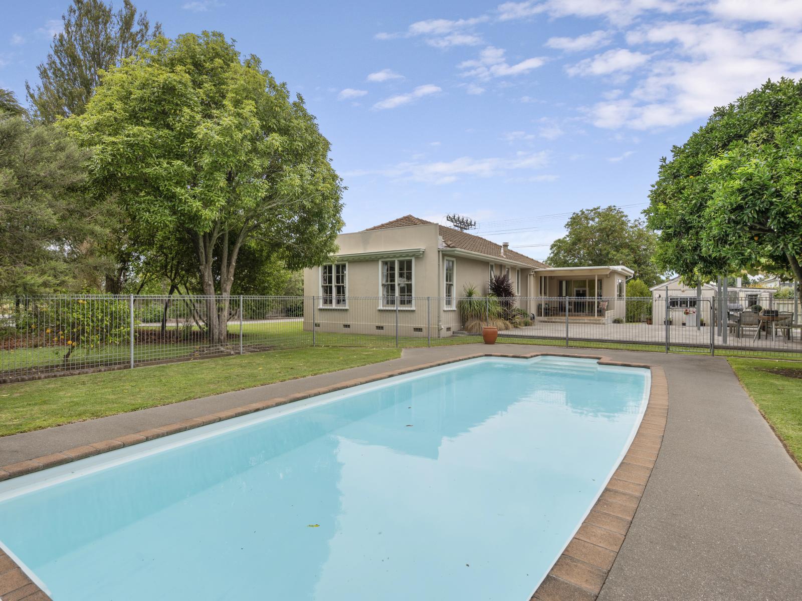 1028 Railway Road South, Longlands