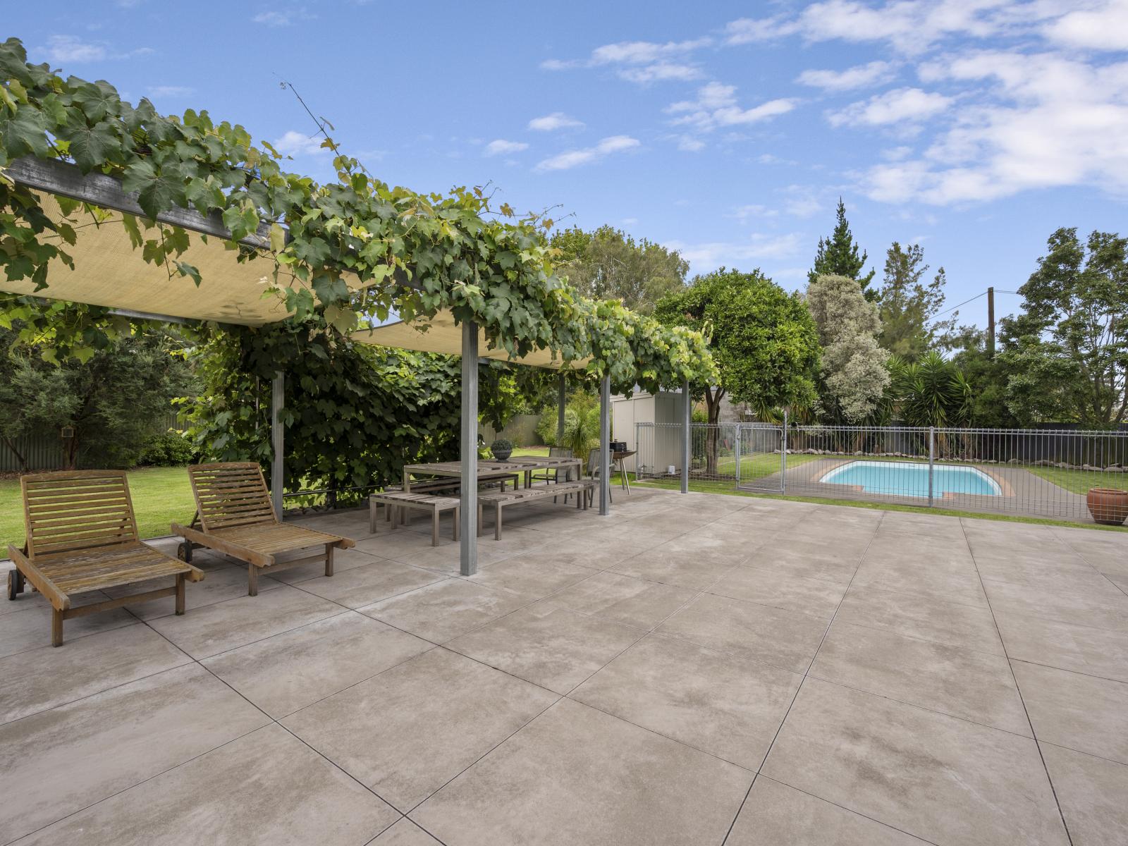 1028 Railway Road South, Longlands