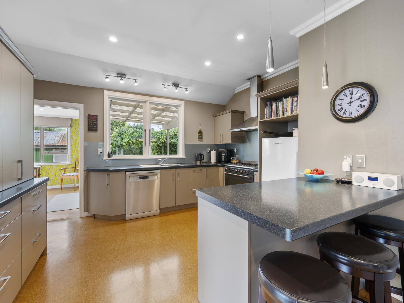 1028 Railway Road South, Longlands