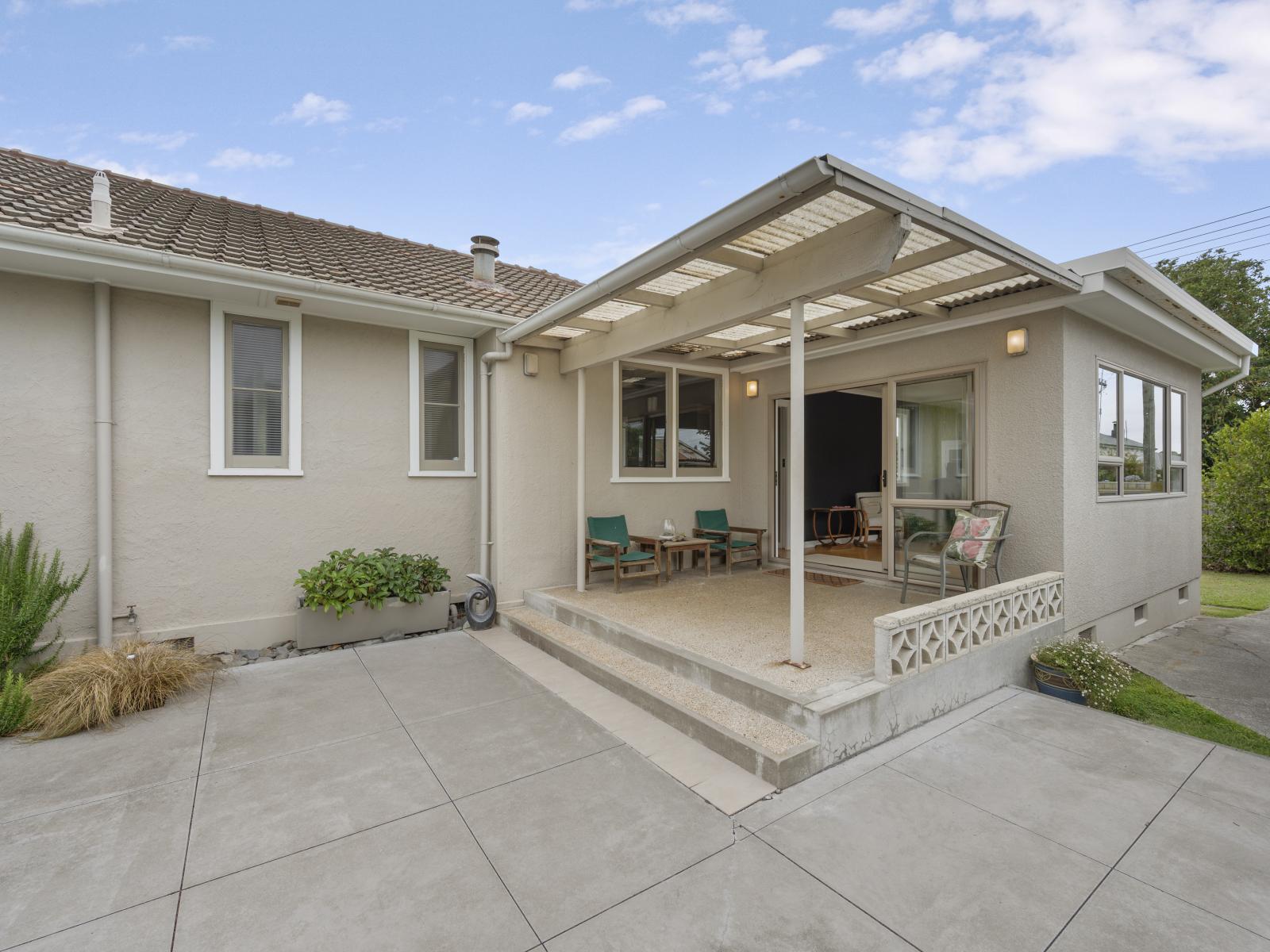 1028 Railway Road South, Longlands