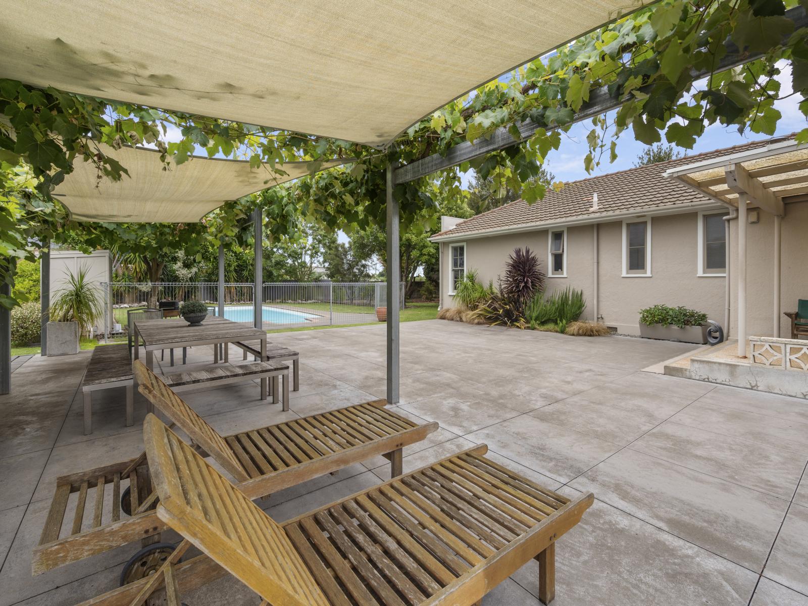 1028 Railway Road South, Longlands