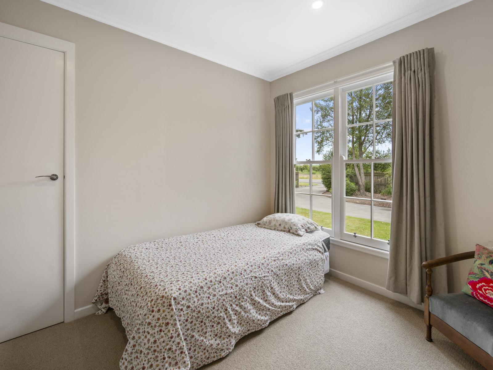 1028 Railway Road South, Longlands