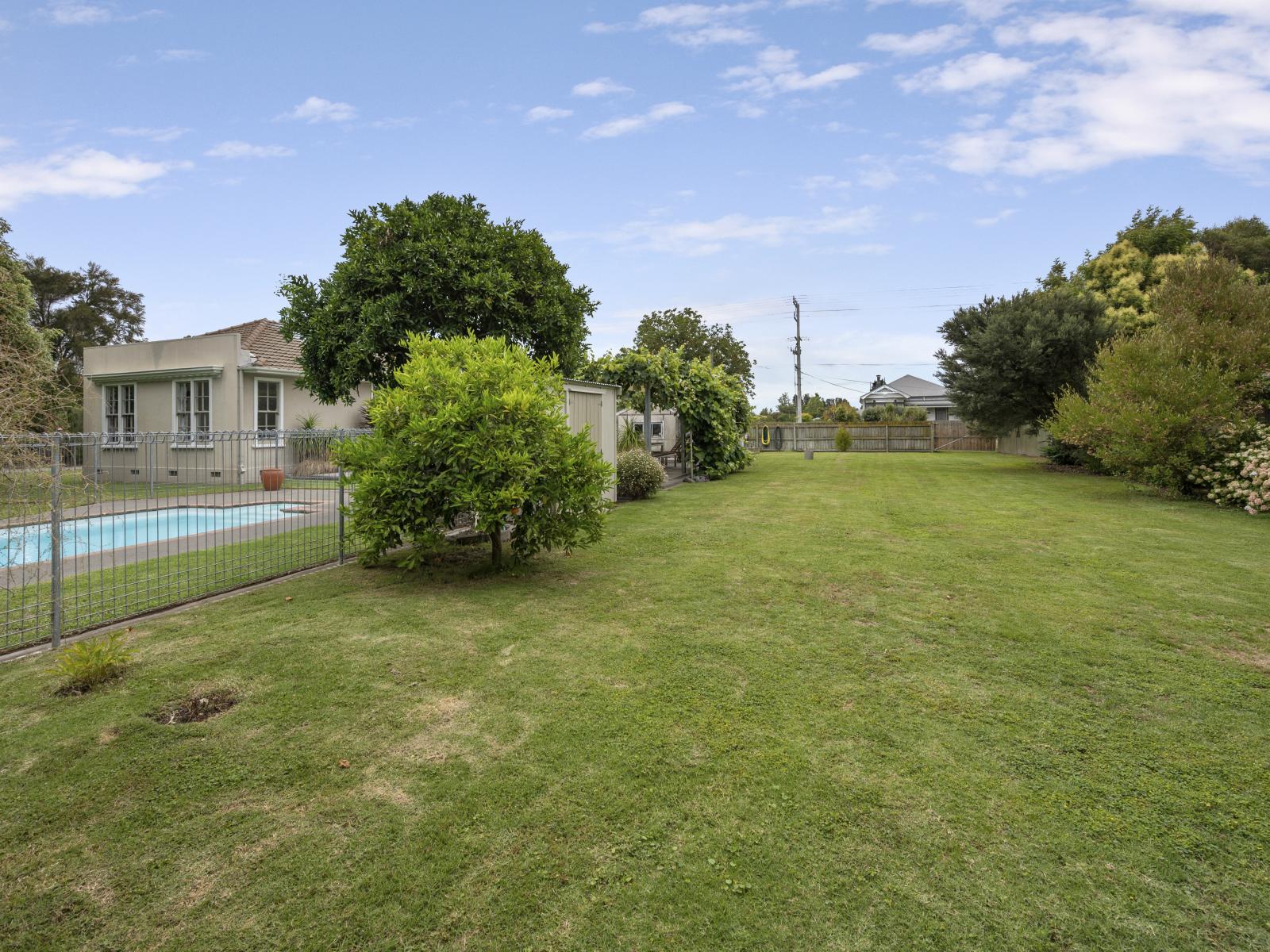 1028 Railway Road South, Longlands