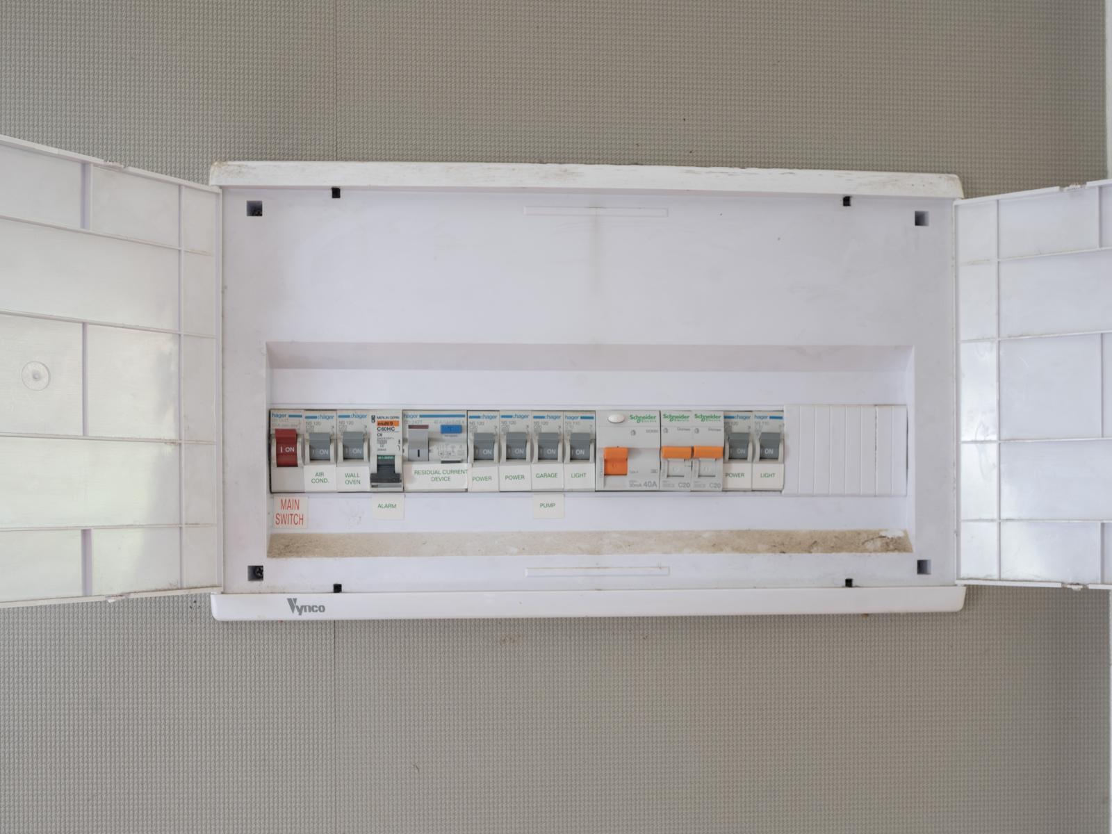 1028 Railway Road South, Longlands