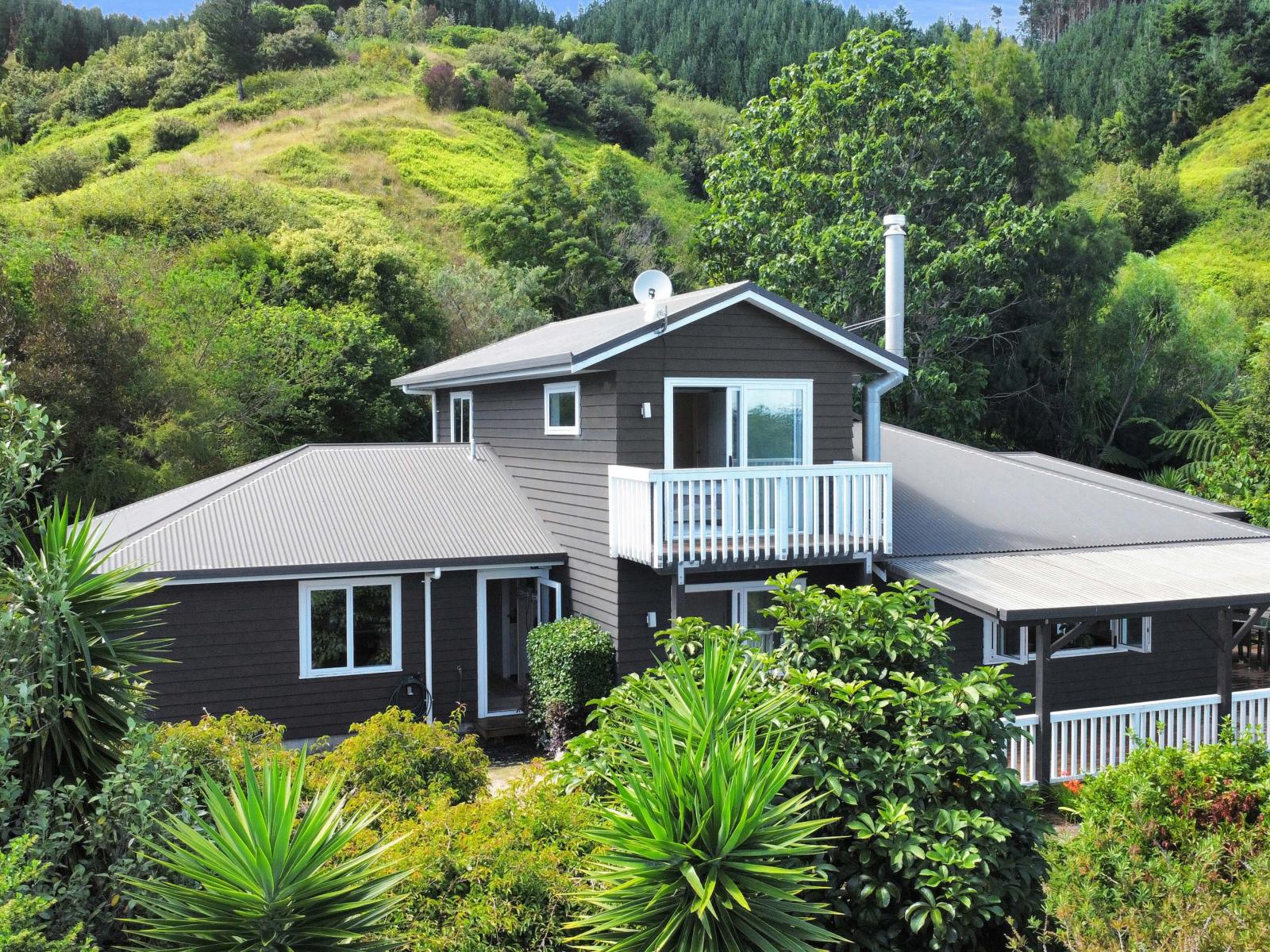 1377E Manawahe Road, Manawahe