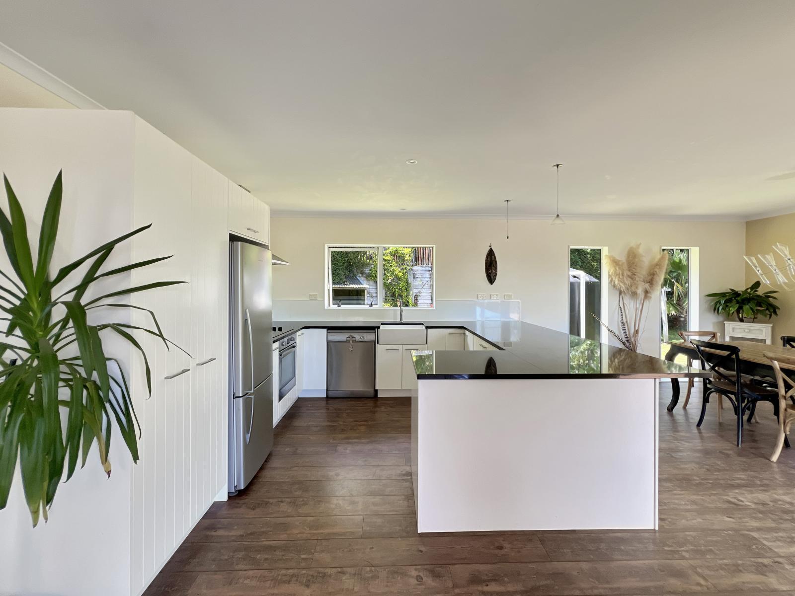 1377E Manawahe Road, Manawahe