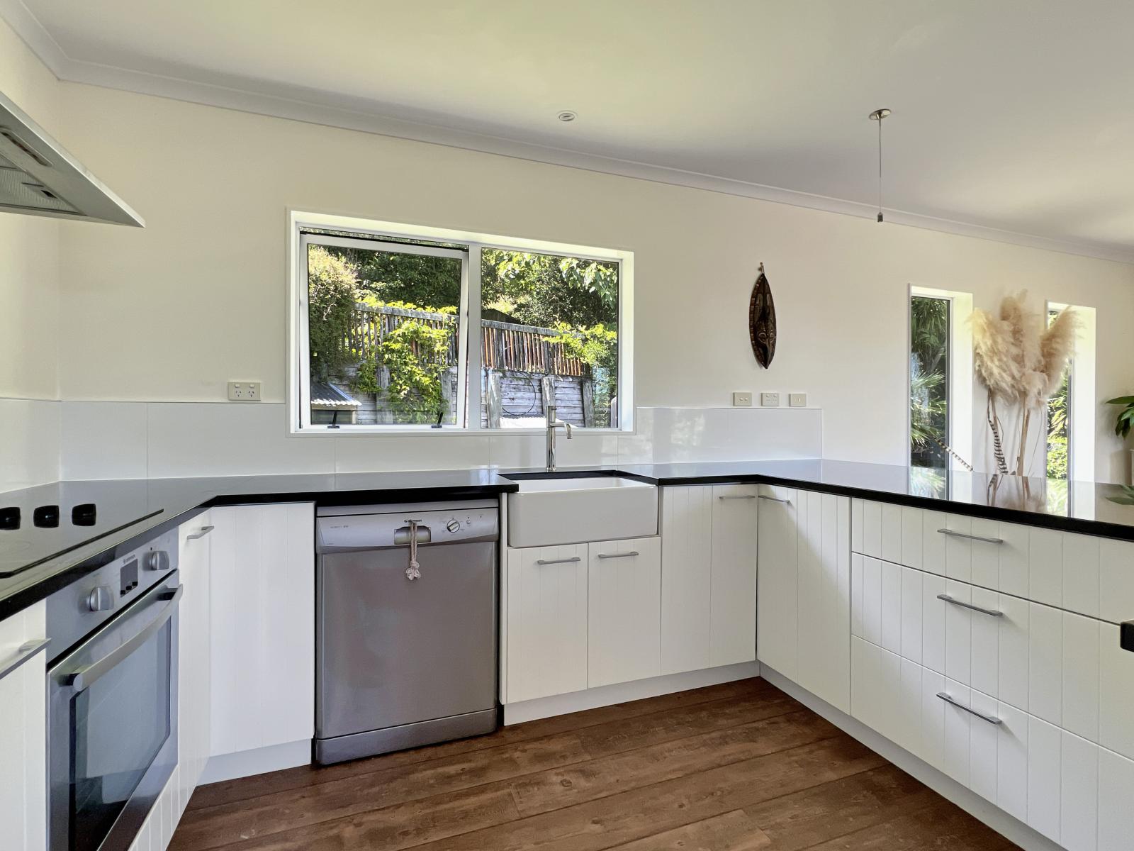 1377E Manawahe Road, Manawahe