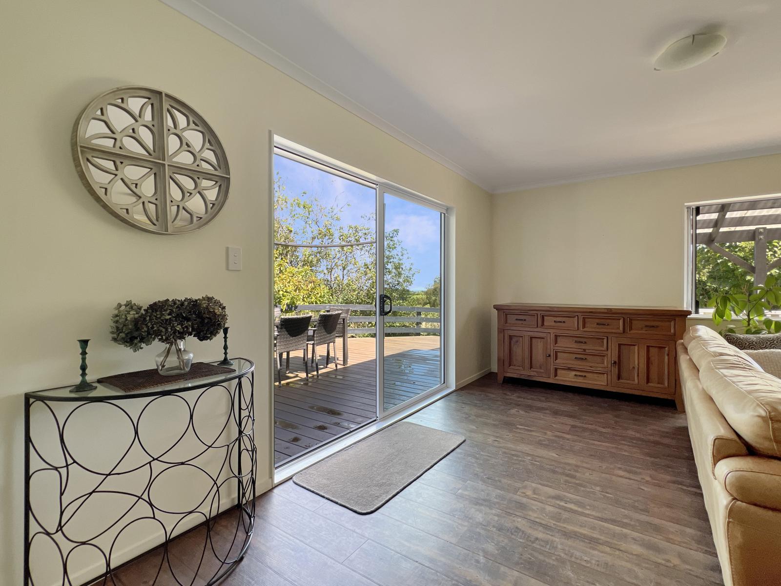 1377E Manawahe Road, Manawahe