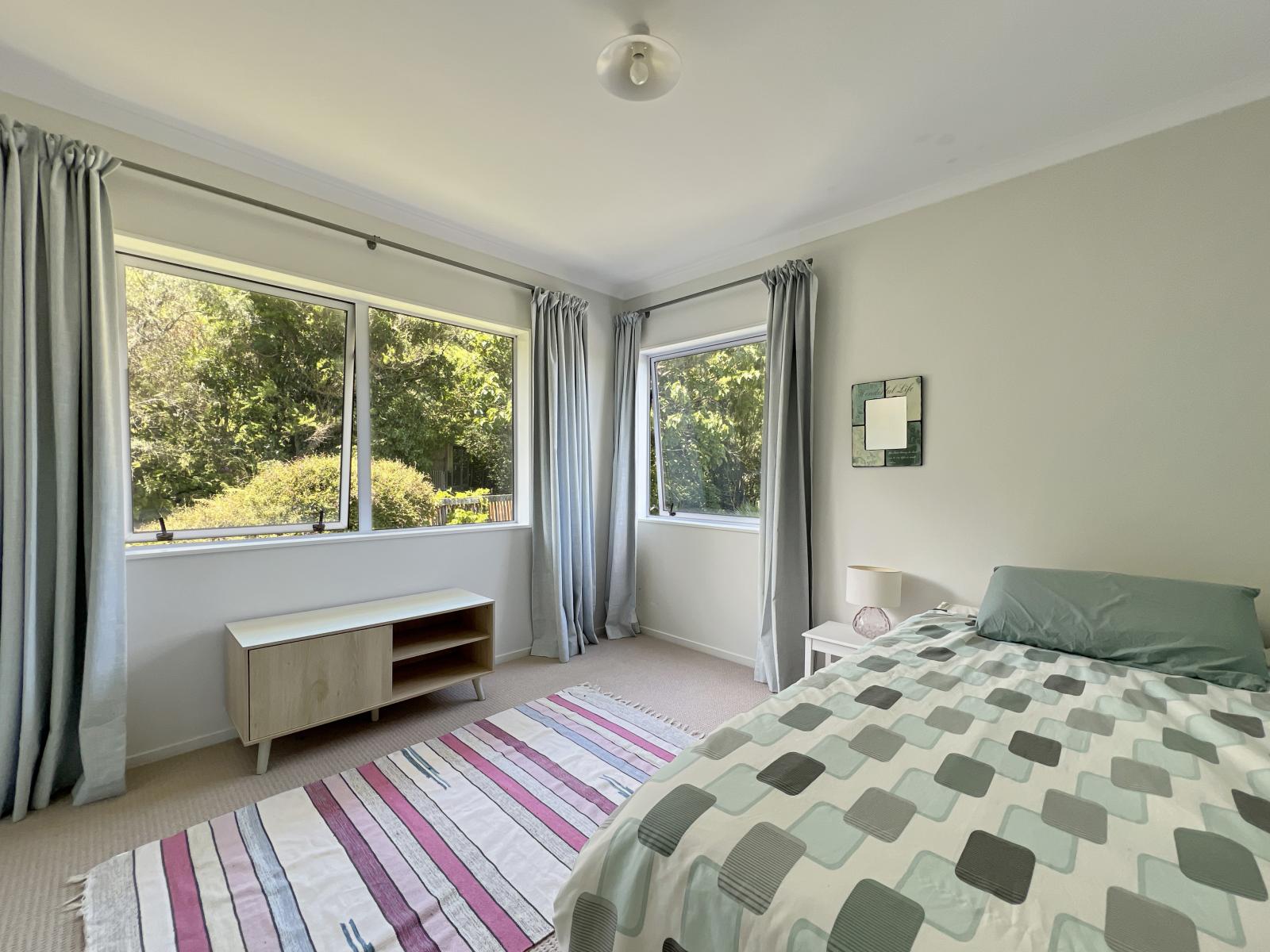 1377E Manawahe Road, Manawahe