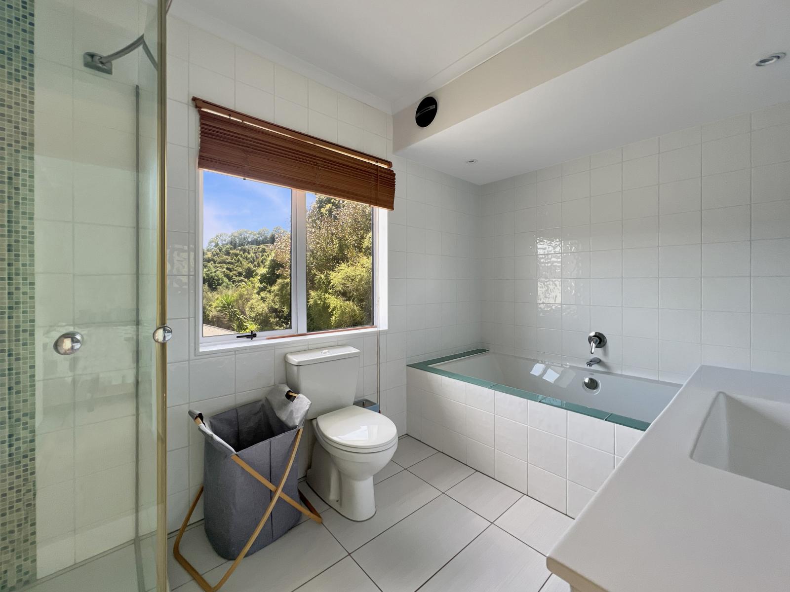 1377E Manawahe Road, Manawahe