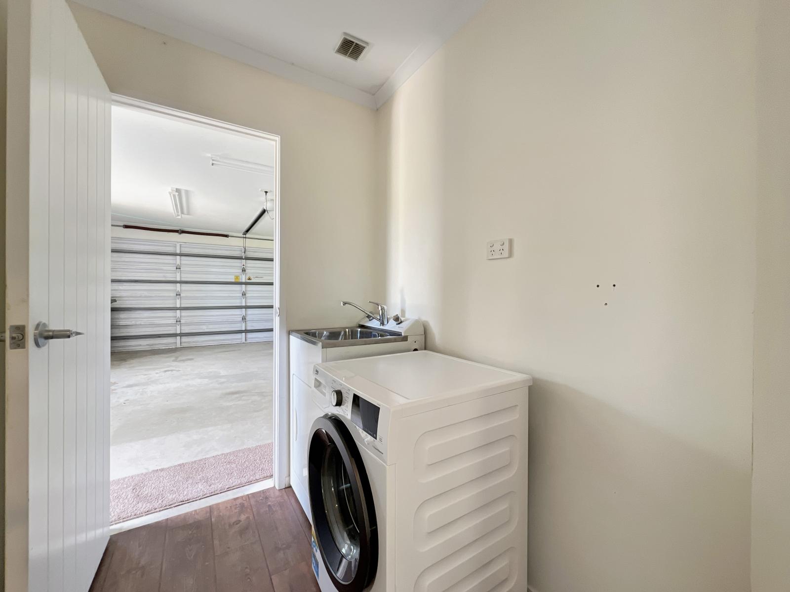 1377E Manawahe Road, Manawahe