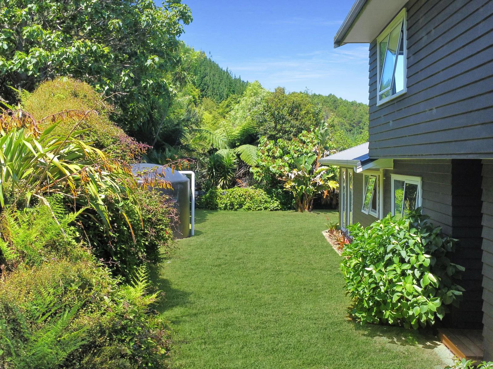 1377E Manawahe Road, Manawahe