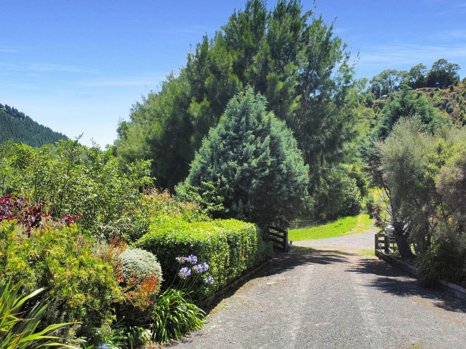 1377E Manawahe Road, Manawahe