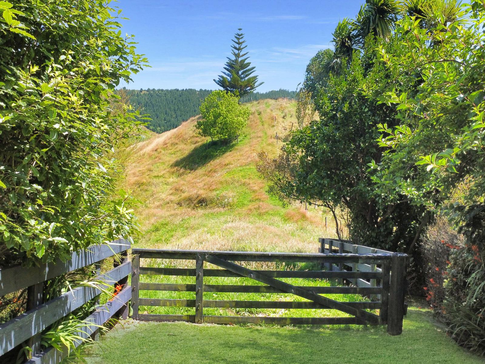 1377E Manawahe Road, Manawahe