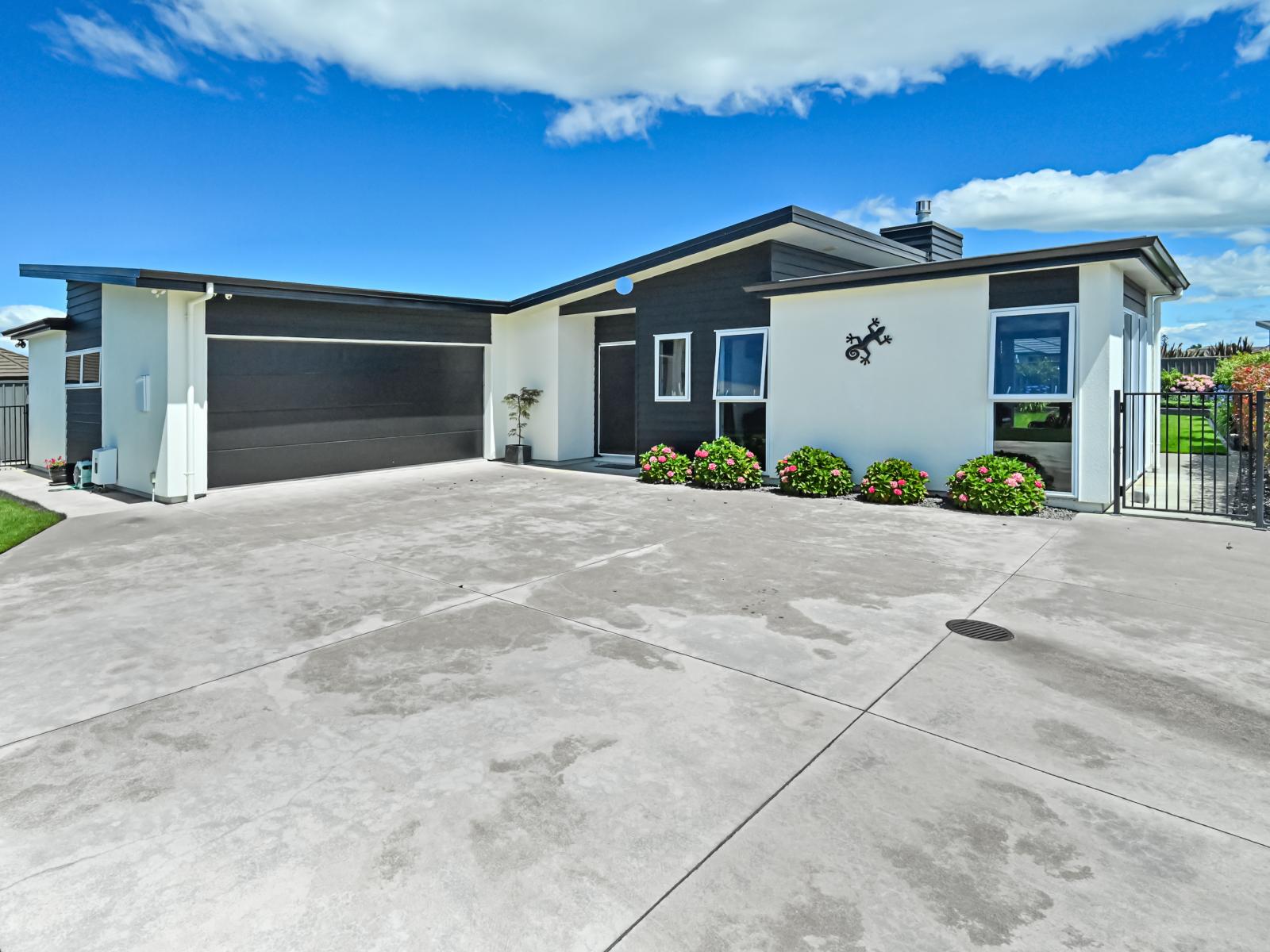 5 Watt Court, Mahora