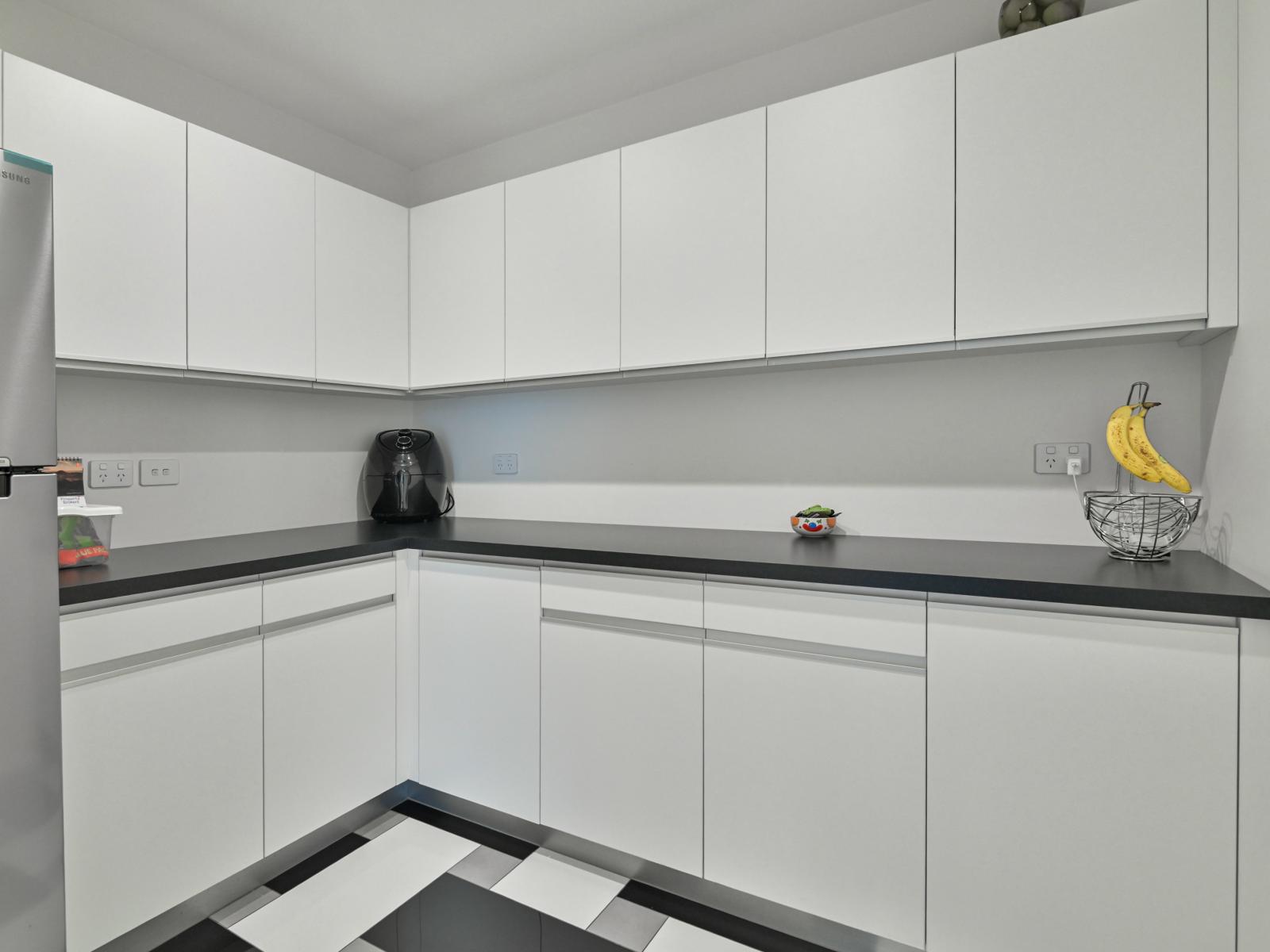 5 Watt Court, Mahora