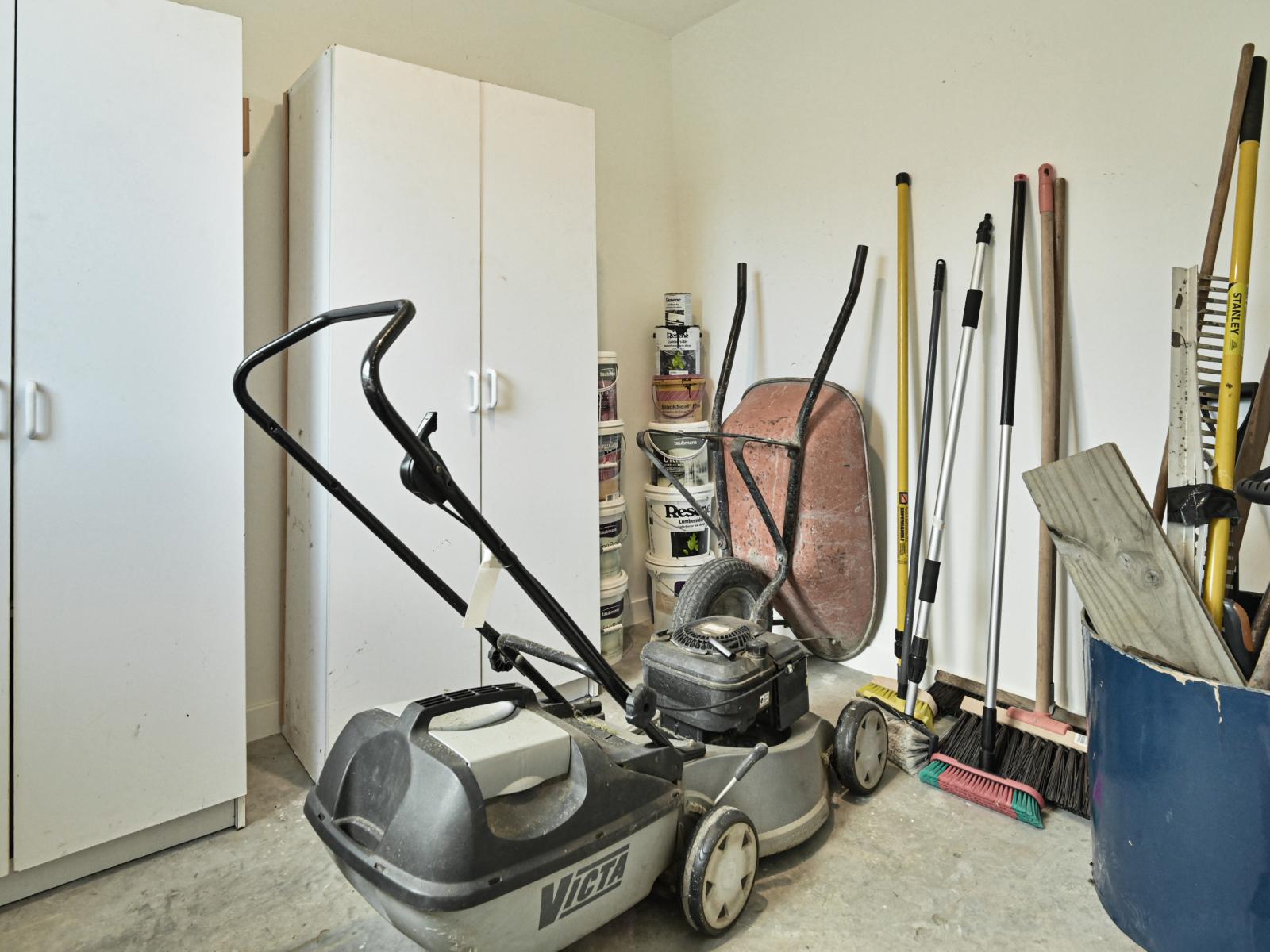 5 Watt Court, Mahora