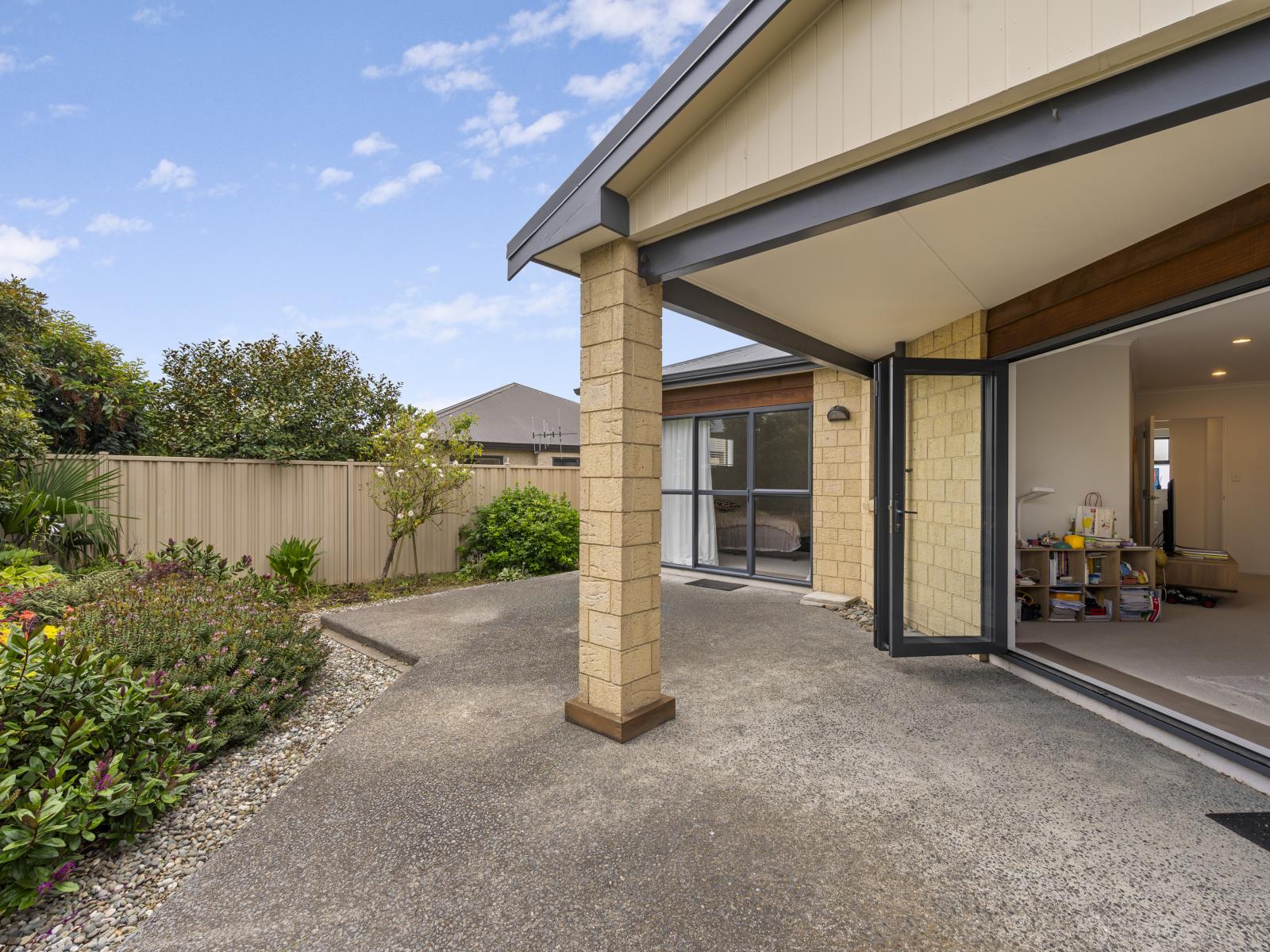 219 Frimley Oaks, Frimley