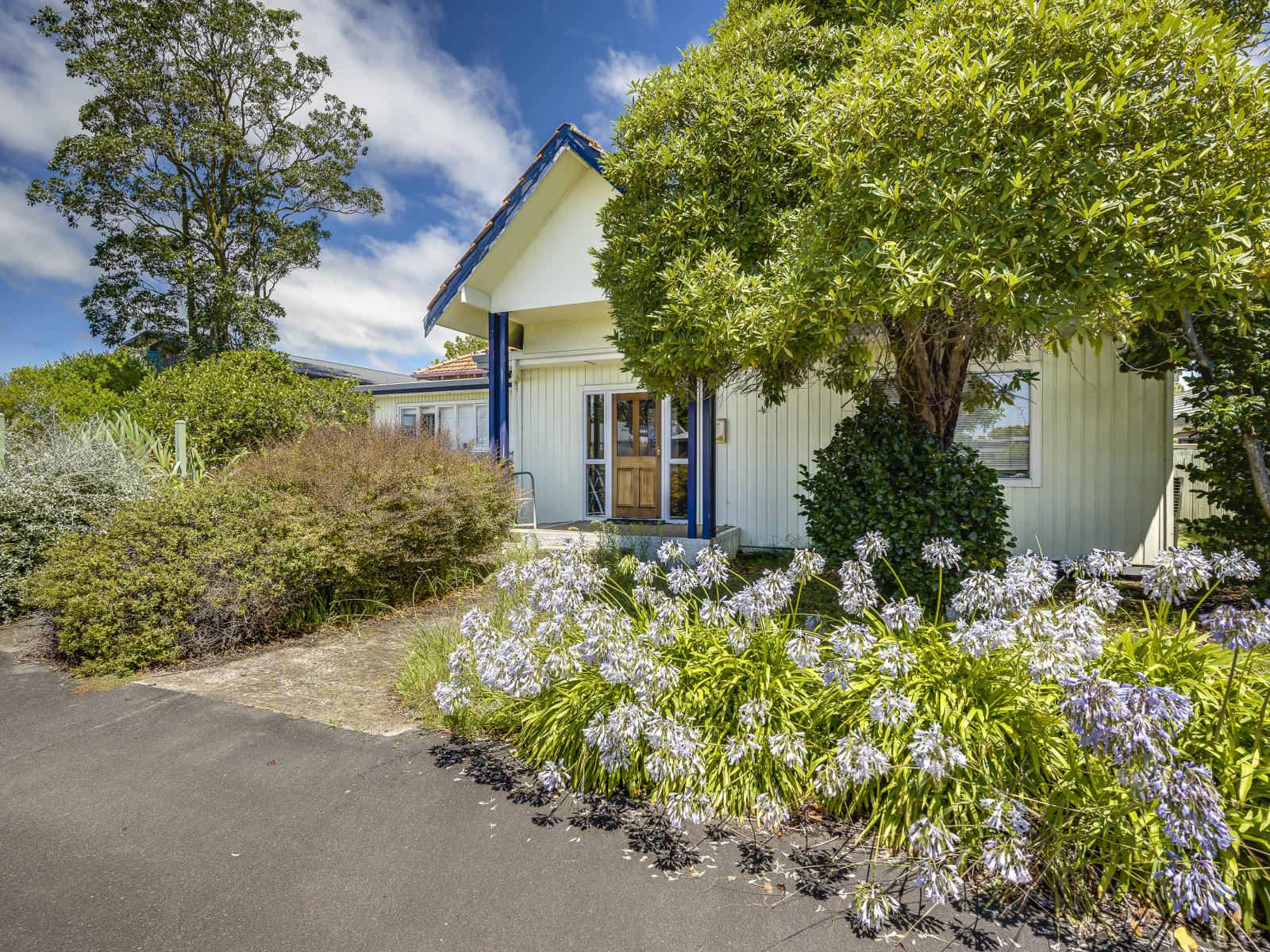 302 Southampton Street West, Hastings