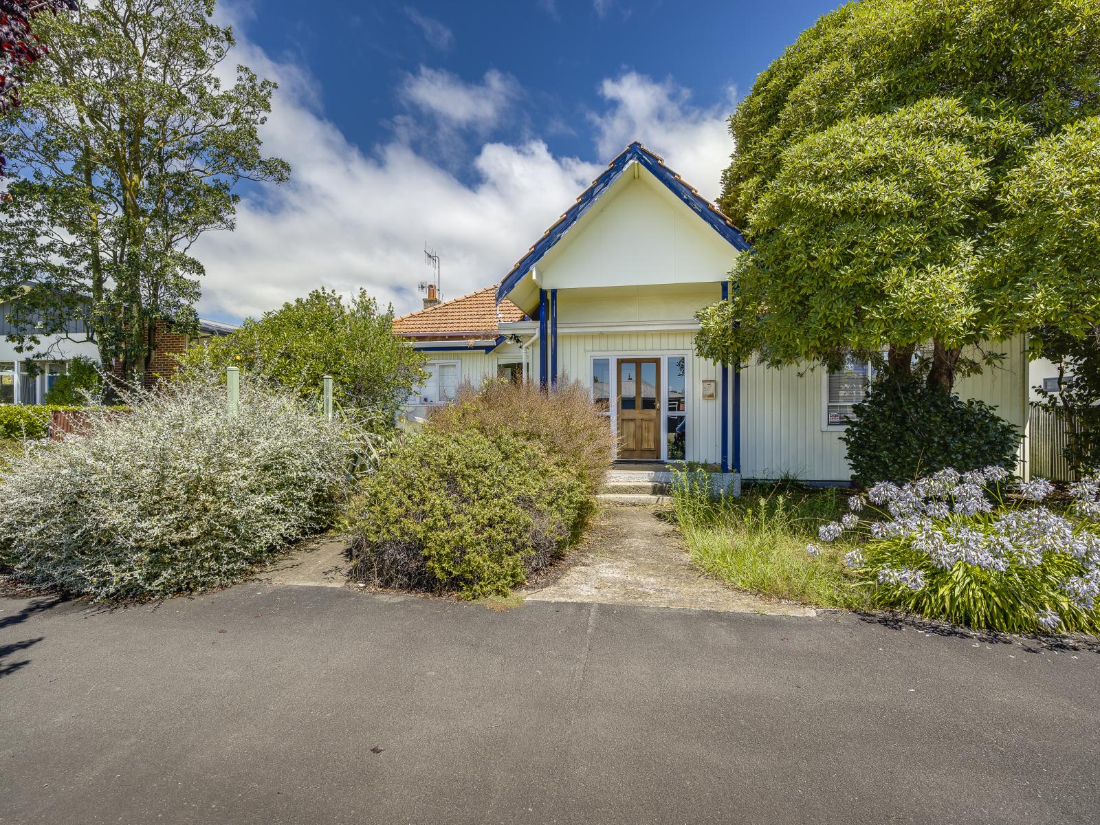 302 Southampton Street West, Hastings