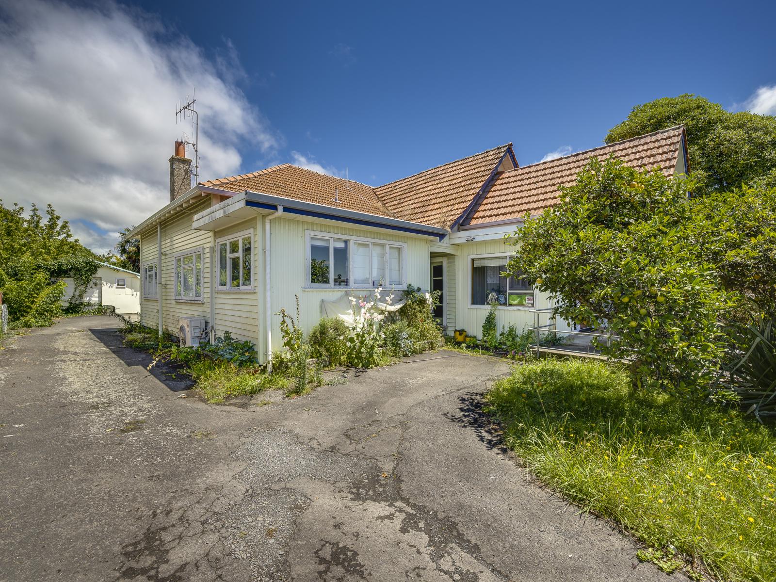 302 Southampton Street West, Hastings