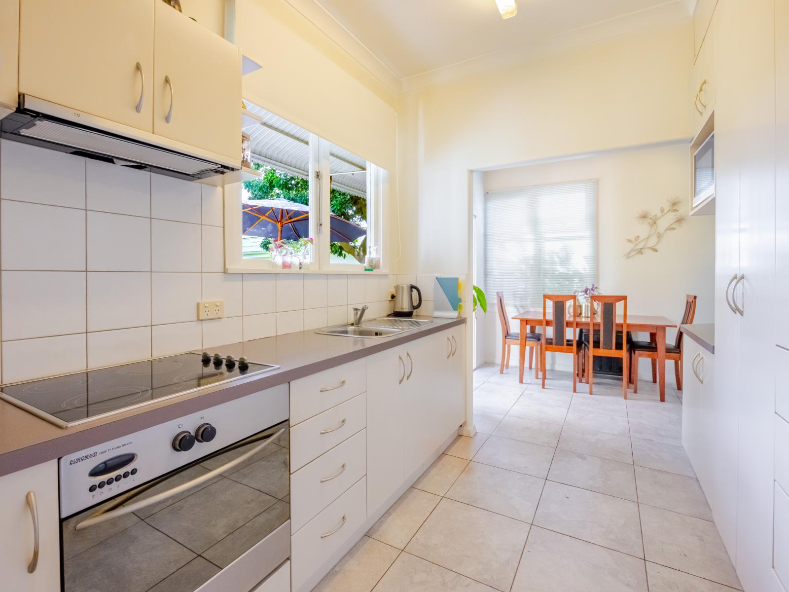 810 Frederick Street West, Mahora