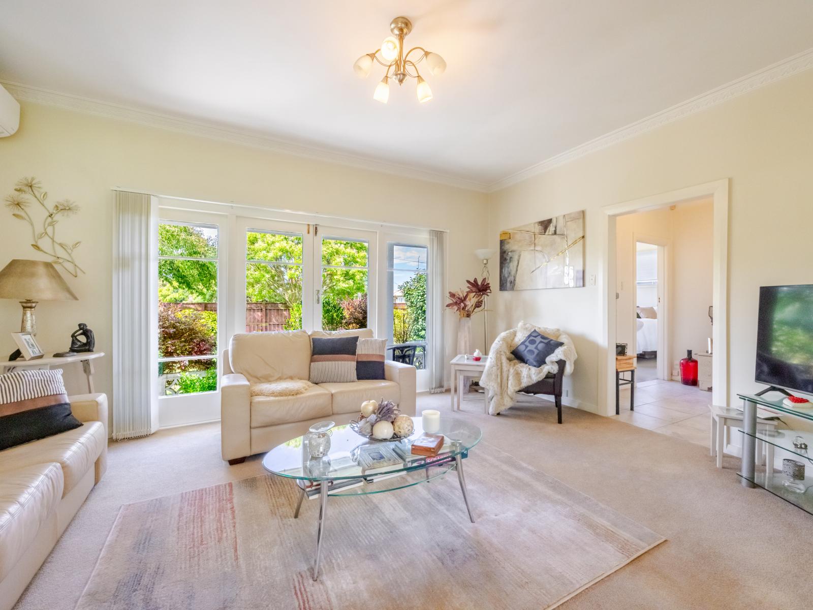 810 Frederick Street West, Mahora