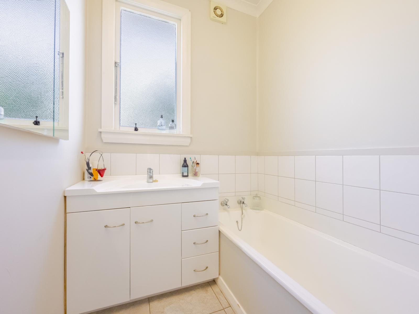 810 Frederick Street West, Mahora