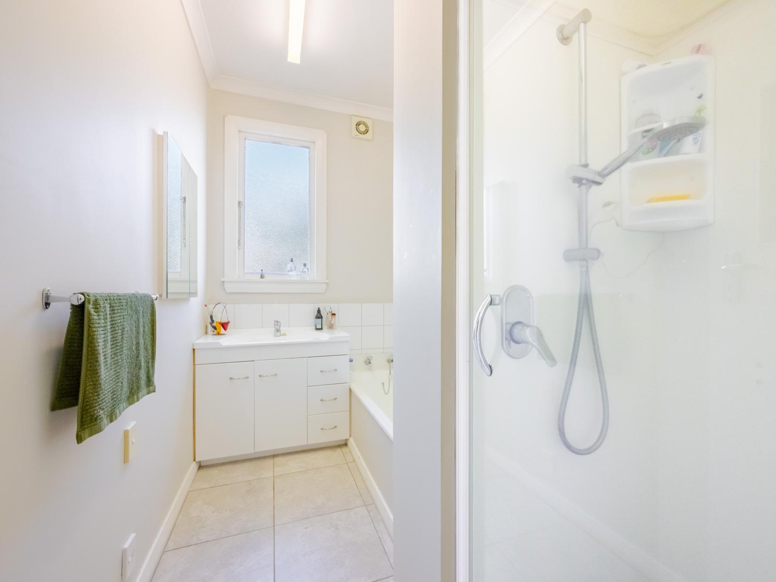 810 Frederick Street West, Mahora