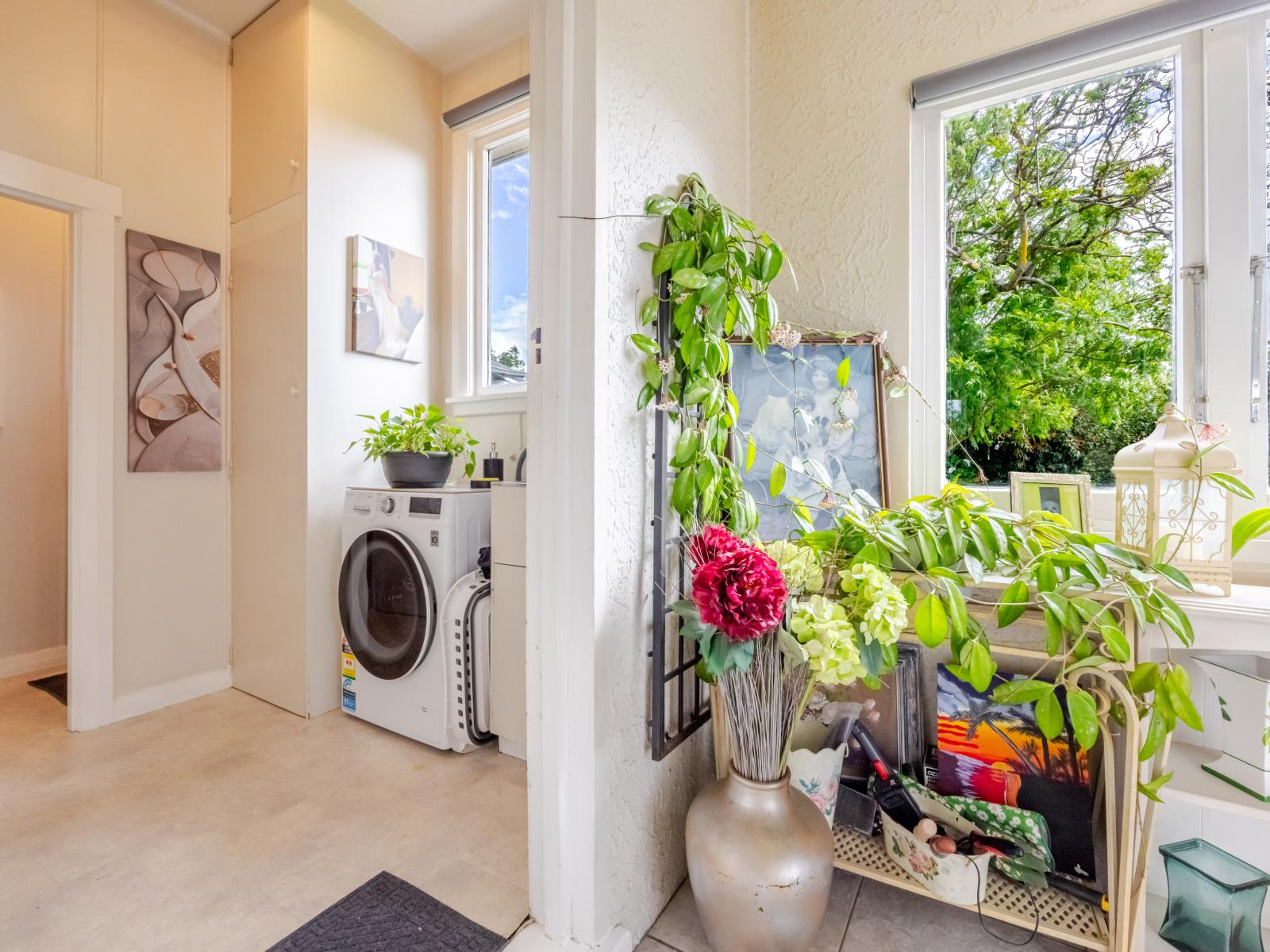 810 Frederick Street West, Mahora