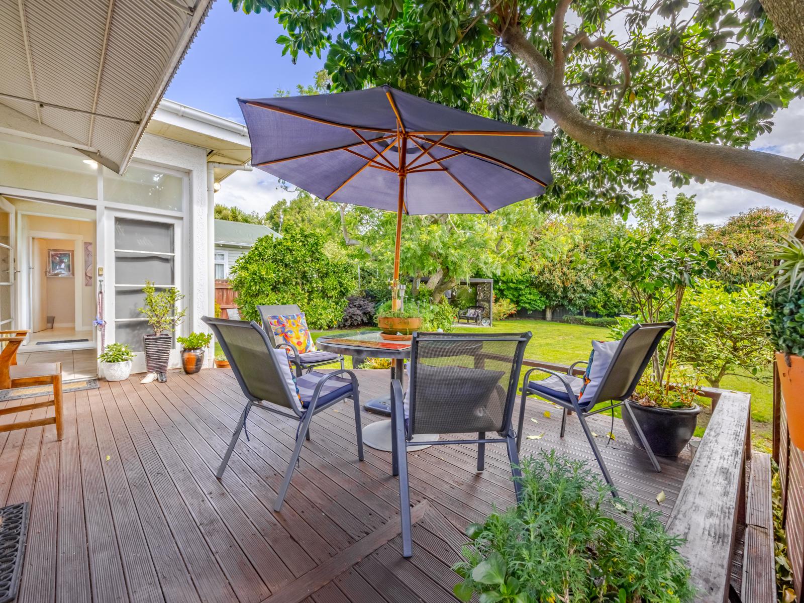 810 Frederick Street West, Mahora