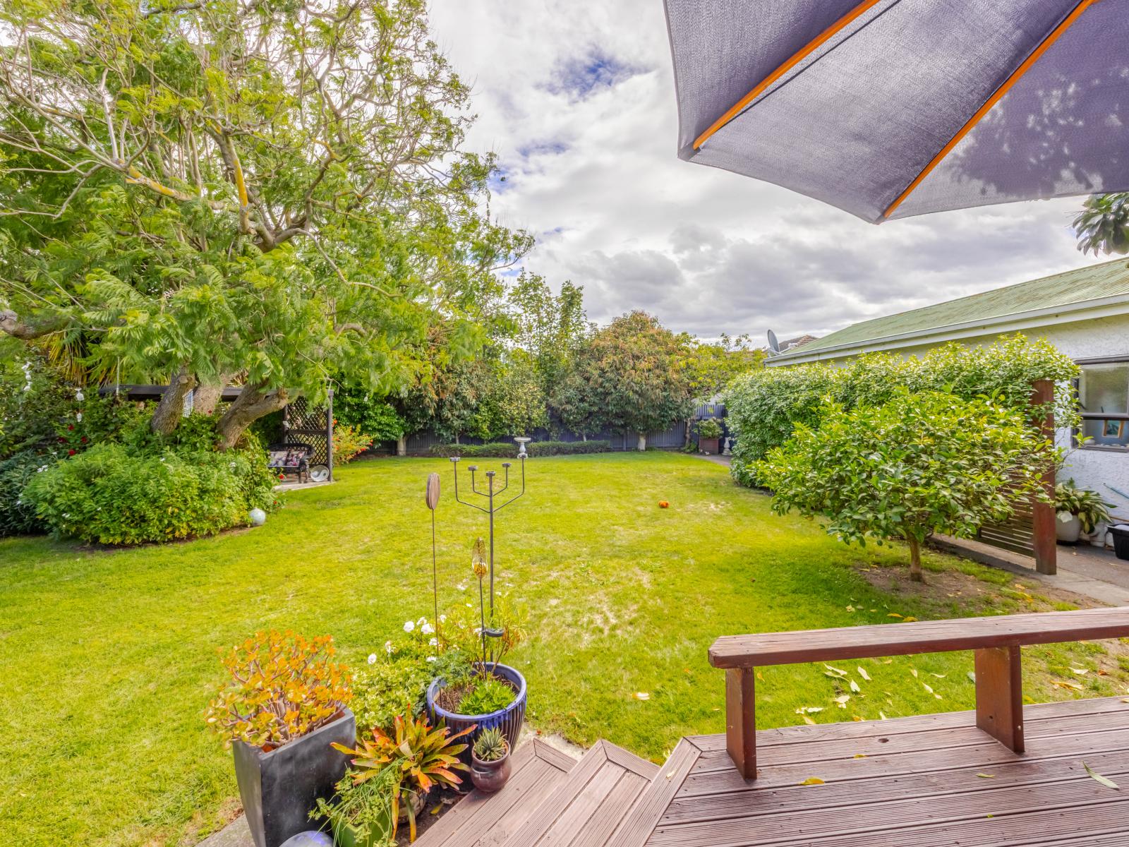 810 Frederick Street West, Mahora