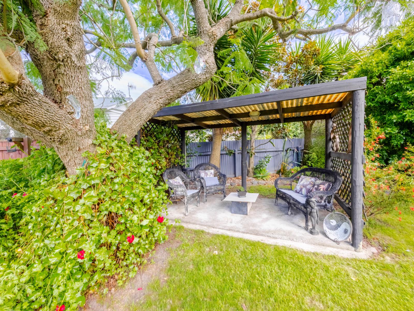 810 Frederick Street West, Mahora