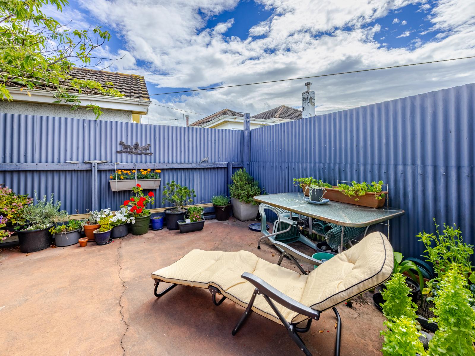 810 Frederick Street West, Mahora