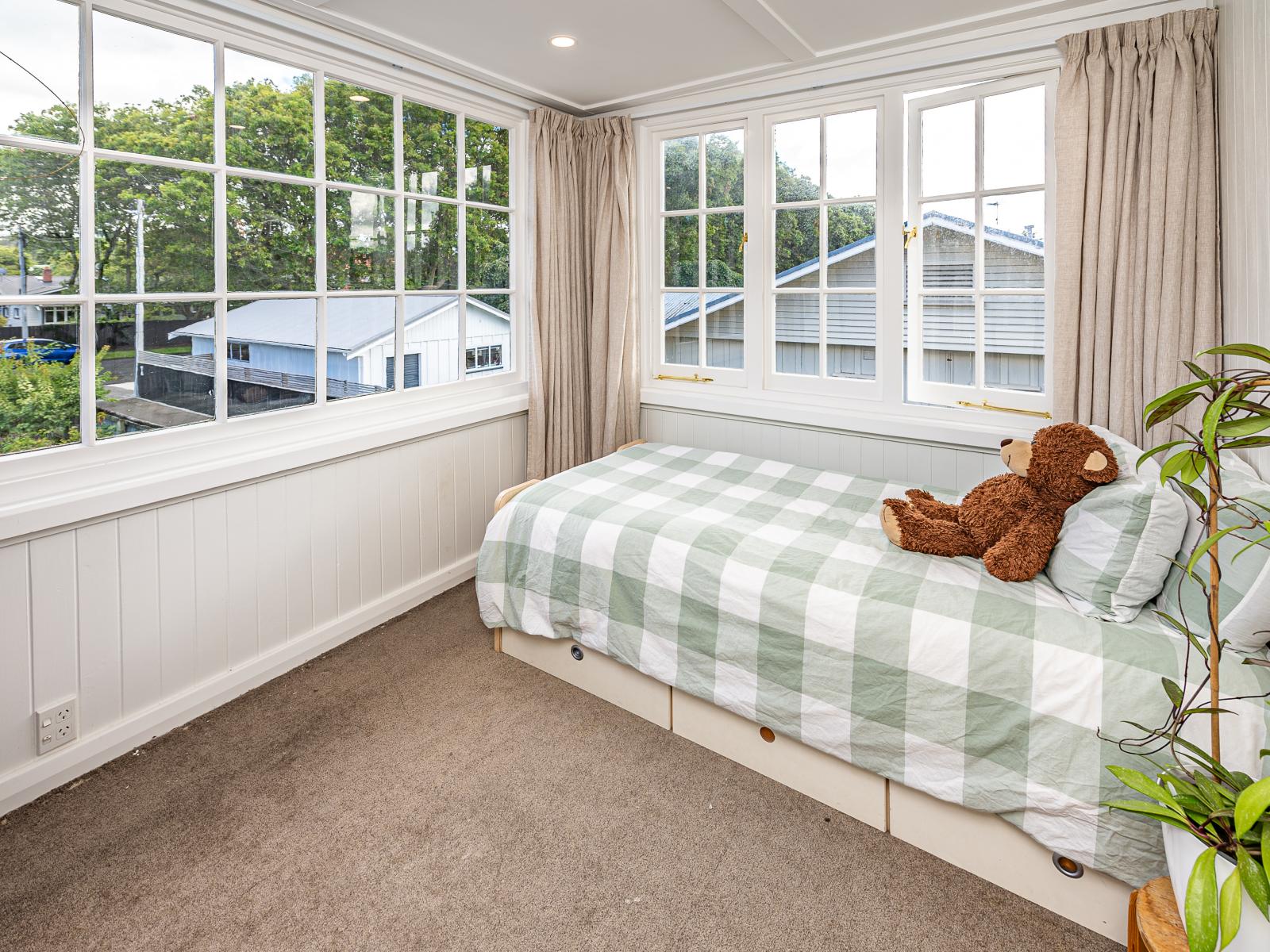 9 Selwyn Crescent, College Estate