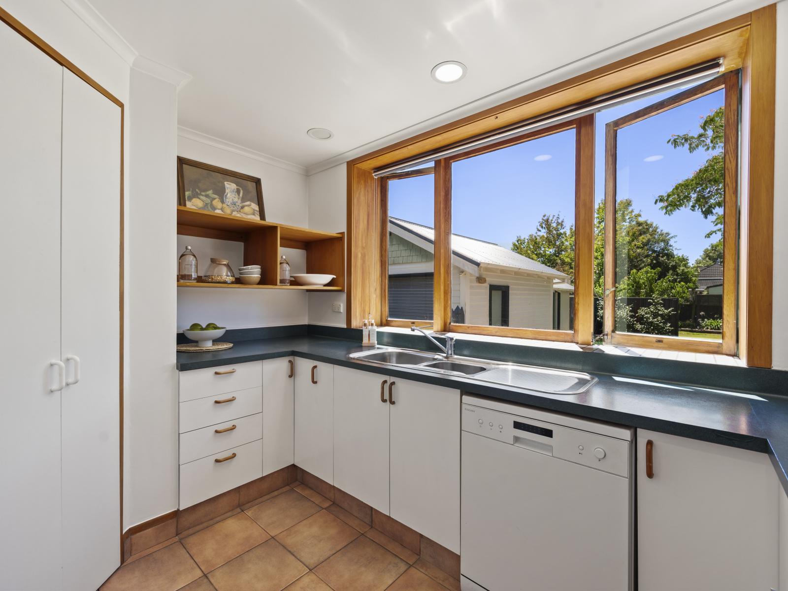 703 Queen Street West, St Leonards