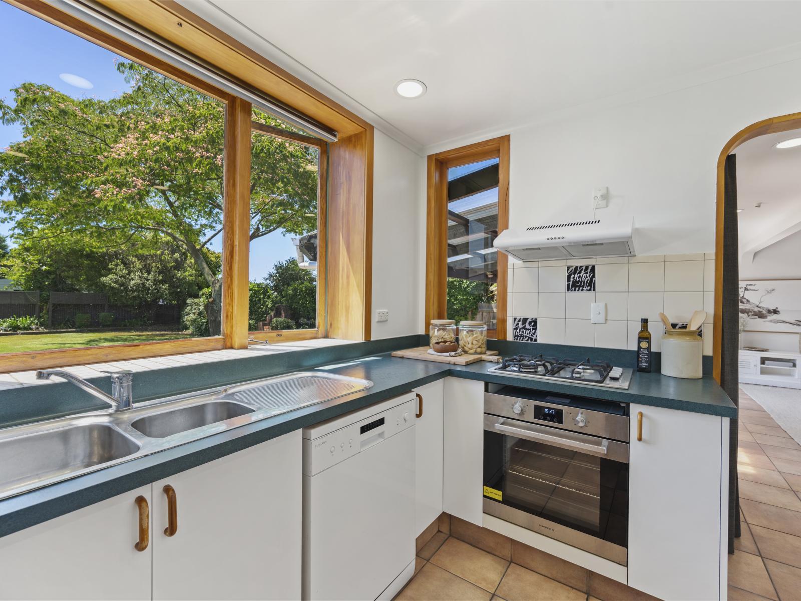 703 Queen Street West, St Leonards